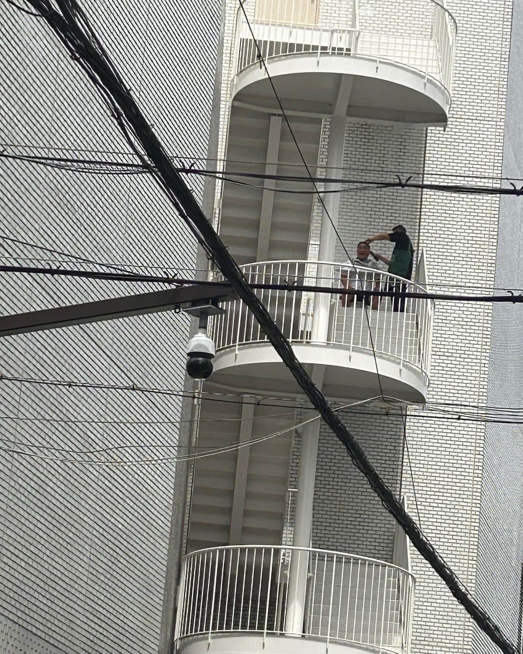 亜生さんのインスタグラム写真 - (亜生Instagram)「またしてもNGKの非常階段で、トミーズの雅さんが散髪されてました。 動画撮ってたらここまで聞こえる声で「撮んなぁぁぁ！！！」と叫ばれてました。 歩いてる人全員空見上げてた。 #みやびと書いてマサ #雅さん大好き #NGK」8月31日 12時26分 - aseihurricane