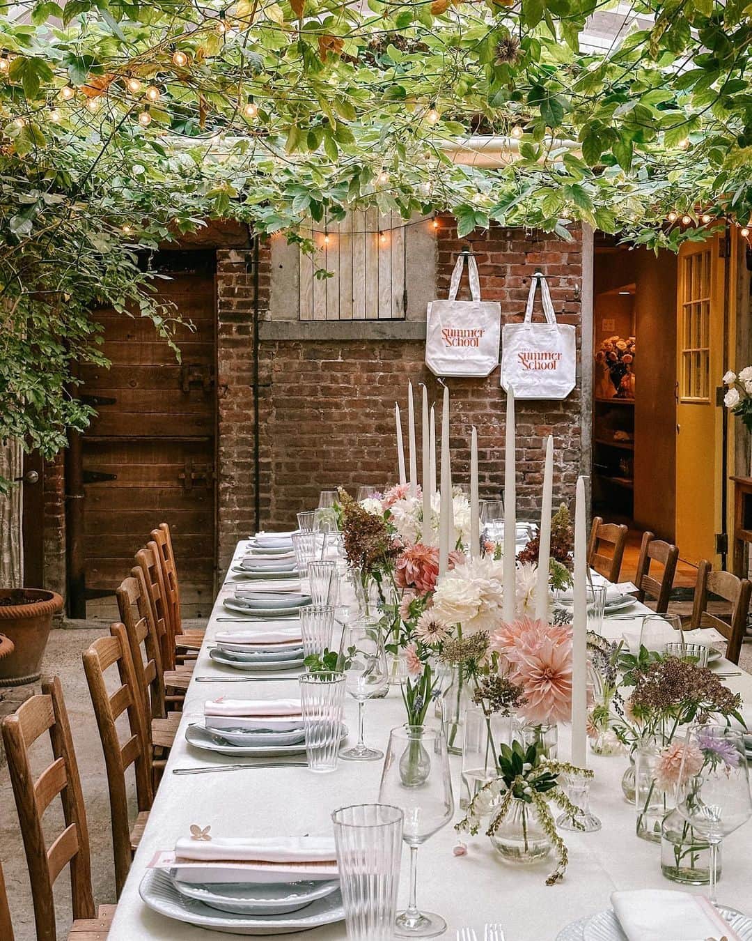 SPELLのインスタグラム：「Spell Summer School ~ Series Two: New York 🕯️ as we continue on our journey to create + connect across the globe, we hosted an intimate cooking + dining experience with friends, both old and new, in New York City 🍝 here’s a peek at the details ~ stay tuned, more to come ❣️ #SpellSummerSchool」