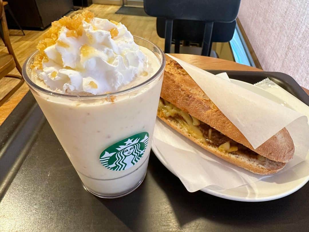 まえちゃんねるのインスタグラム：「今日のランチは、明日発売の「おさつバターフラペチーノ」とキーマカレーパン。バターはあまり感じられないけど、上に乗ってるさつまいもチップがいい仕事してる🍠美味い😋  #ランチ #今日のランチ #おさつバターフラペチーノ #先行販売 #フラペチーノ #キーマカレーの石窯フィローネ #スタバ #スターバックス #STARBUCKS」