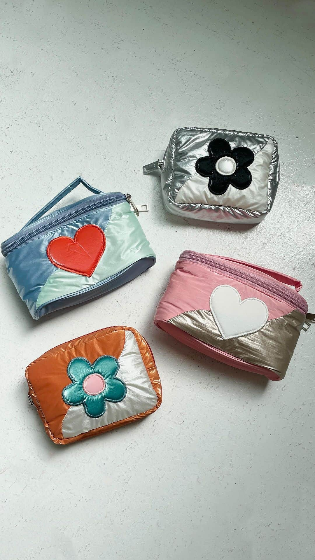 CASSELINIのインスタグラム：「🍩 pukupuku week 🍩 ⁡ pukupuku vanity blue/pink/silver/orange ¥4,950(inc. tax) ⁡ pukupuku pouch blue/pink/silver/orange ¥4,400(inc. tax) ⁡ 🛒ONLINE SHOP TOPページリンクよりご覧いただけます。 🛒原宿店 渋谷区神宮前5-27-8 03-3400-5584 12:00〜20:00 商品の在庫などのご質問はこちらまで🐡 @casselini_shop ⁡ #Casselini #23AW #MIXMATCHROMANTICS #pouch #vanity」