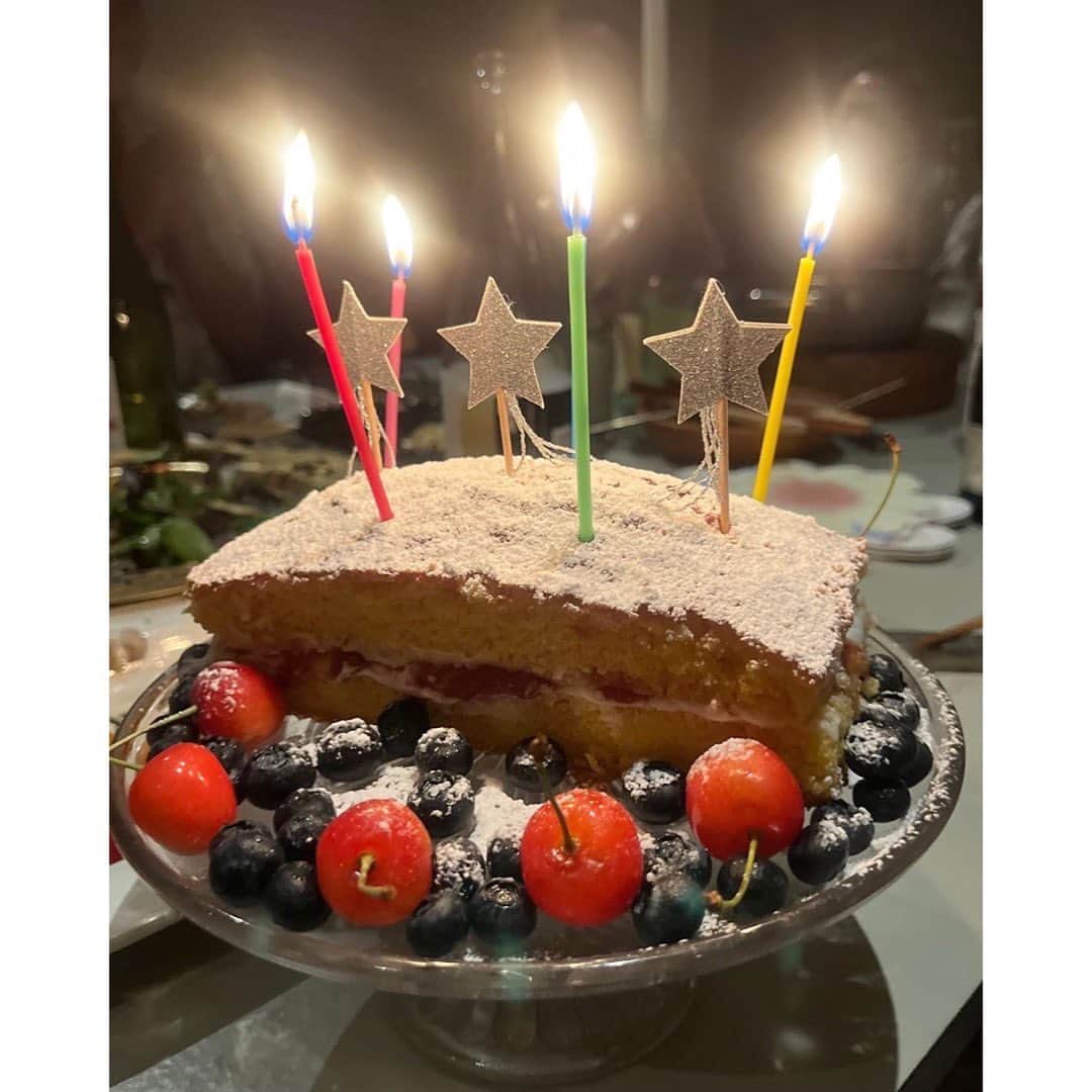 journaleatripのインスタグラム：「23' summer  今年の夏はいつものように休みをとって 旅もせず淡々とあっという間に過ぎていくのだろうと予想していたけど振り返れば心に残る瞬間、時間、景色がたくさん  特に喜んでもらえるよう緊張しながら毎年一緒懸命つくってた姪へのケーキ (鬼滅のケーキ.うさぎケーキ シナモンロールケーキ、 ラプンツェルケーキ.....) が今年は私の誕生日に手作りケーキで帰ってきた。 嬉しすぎて言葉がでてこなかった。 誰かの為に心込めて作る時間がかかるケーキ 食べたいような眺めてたいような  今朝涼しい風が吹いて 夏を振り返ってみる」