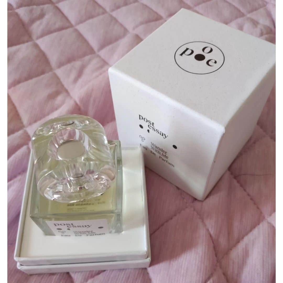 hoshizaki eriさんのインスタグラム写真 - (hoshizaki eriInstagram)「こんにちは💓‪  お気に入りの香水を 紹介します❣️✨️  韓国で一番人気の韓国コスメブランド TIRTIRから新しく発売された、 2023年後半期トレンド入り 間違いなしの香水ブランド ⁡ ⁡《post essay》の香水だよ❣️ 今年の後半期に間違いなく バズる予感がしますー✨️💓‪  こちらの香水、 およそ6~8時間程香る長い持続時間と 深く残る香りが特徴なんです❣️✨️  今まで使った香水の中でも 香りの持続力が凄く高くて 魅力を感じました💓‪ 香りは性別関係なく使用できるような、 爽やかでフレッシュな香りでした💓‪  ○こんな方にオススメ 香りの持続力が高くて 優れものな香水💓‪(*´ω｀*) そして、韓国コスメが好きな人に おすすめな香水だよ❣️  バズり間違い無しの⁡ ⁡ポストエッセイの香水 是非試してみてください💓‪  post essay (ポストエッセイ) オードパフューム・005 ワンダー・ウィズ・ミー (Wonder with me) 定価:4,950円 (50ml)  #PR #POSTESSAY #ポストエッセイ #フローラルムスク #香水 #オードパルファム @postessay.official @postessay_jp_official」8月31日 12時42分 - eriiinyan17