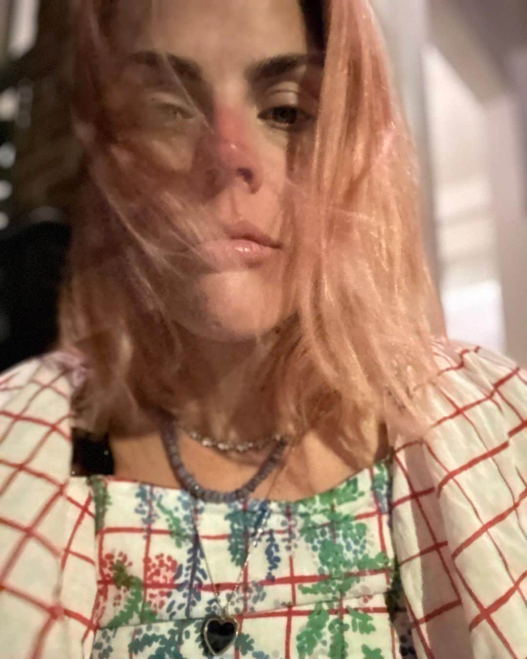 ビジー・フィリップスさんのインスタグラム写真 - (ビジー・フィリップスInstagram)「Are these just a bunch of full moon related pics? yeah. basically. But l- You know how i feel about the MOON! (she’s a real moon bitch!!!) Also!! Sometimes surrender is the only way through ✨」8月31日 12時43分 - busyphilipps