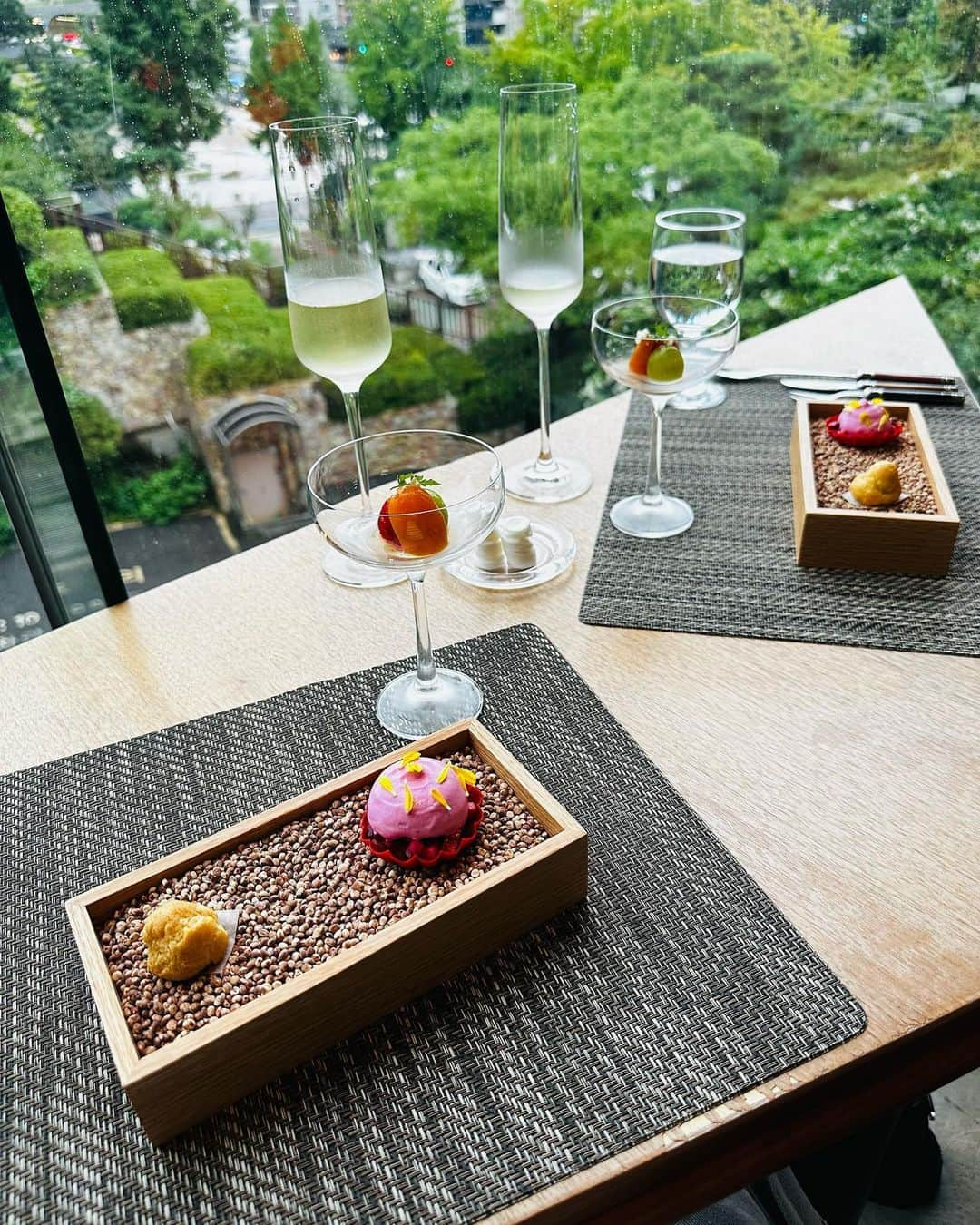 ジョー・チェン（Joe Chen）さんのインスタグラム写真 - (ジョー・チェン（Joe Chen）Instagram)「🌳 美食 美酒 美景 和 生活 🥰 我很喜歡這一區 很多古代美麗的建築 有很多好餐廳和Cafe  皇宮區的節奏比較慢 以後來首爾 我會再來喔  #Joe在旅行」8月31日 12時44分 - iam_joechen