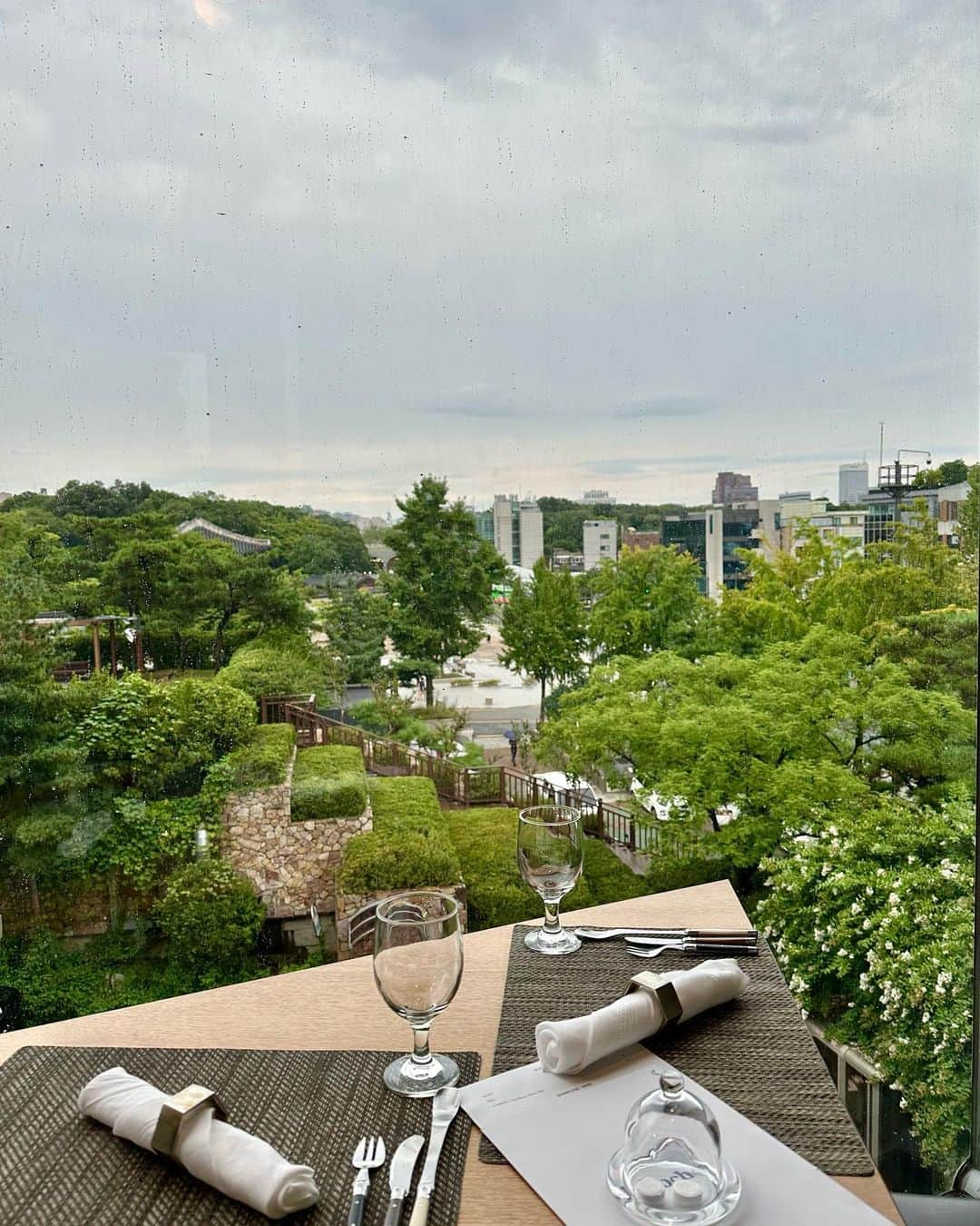 ジョー・チェン（Joe Chen）さんのインスタグラム写真 - (ジョー・チェン（Joe Chen）Instagram)「🌳 美食 美酒 美景 和 生活 🥰 我很喜歡這一區 很多古代美麗的建築 有很多好餐廳和Cafe  皇宮區的節奏比較慢 以後來首爾 我會再來喔  #Joe在旅行」8月31日 12時44分 - iam_joechen