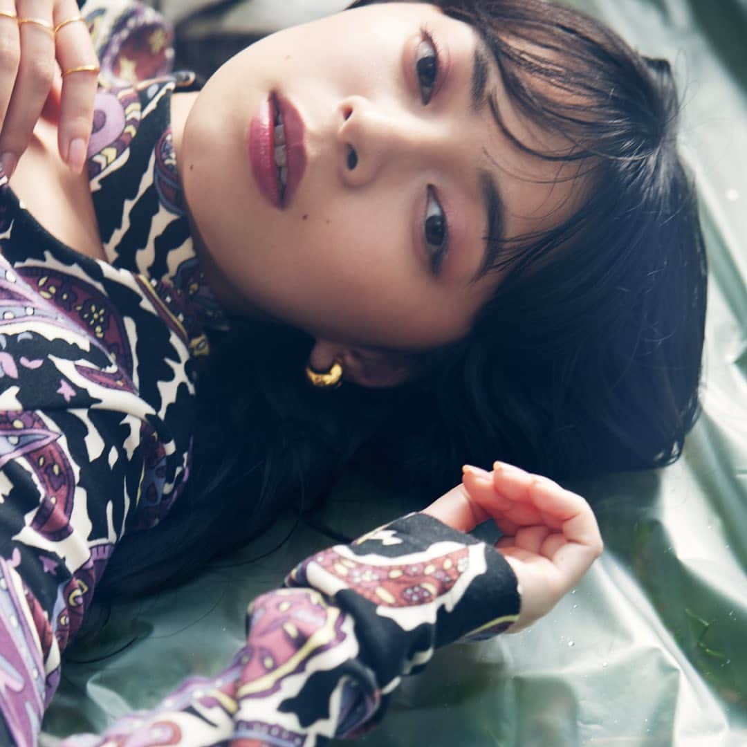 OPERA公式のインスタグラム：「＜オンラインストア先行販売中🍇＞ オペラ秋の新色・限定色が、公式オンラインストア先行販売中！  なぜか懐かしくて、でもはじめて出会うような。 ずっと心の中にあったようで、でも新鮮な。 豊かな心象や、ゆらめく多面的な魅力を映し出す、 深みときらめきを帯びたオペラの秋色。  ■透けるキレイ色　落ちずに続く　みずみずしいツヤ質感■ [美容オイルでケアするティント] オペラ　リップティント 19 モーヴピンク（新色）[ノンパールタイプ] 120 シマリングボルドー（限定色）[グリッタータイプ]  8月30日(水)　公式オンラインストア先行発売 9月 6日(水)　全国バラエティショップ発売  詳しくはプロフィールリンクのスペシャルサイトをcheck！ @opera_cosmetics  ------------------------------------------------- PRESENT campaign❣️ キャンペーン期間中にコメントをくれた方の中から抽選で10名様に、秋コレクションsetが当たります✨ ⌛期間：8/23～9/5 この期間のオペラ投稿にコメントしてね。複数の投稿にコメントすると当選確率UP！オペラの好きなポイントを教えてください💄 -------------------------------------------------  #オペラ秋コレクション2023 #オペラリップティント #リップティント #ティントリップ #美容オイルでケアするティント #operacosmetics」