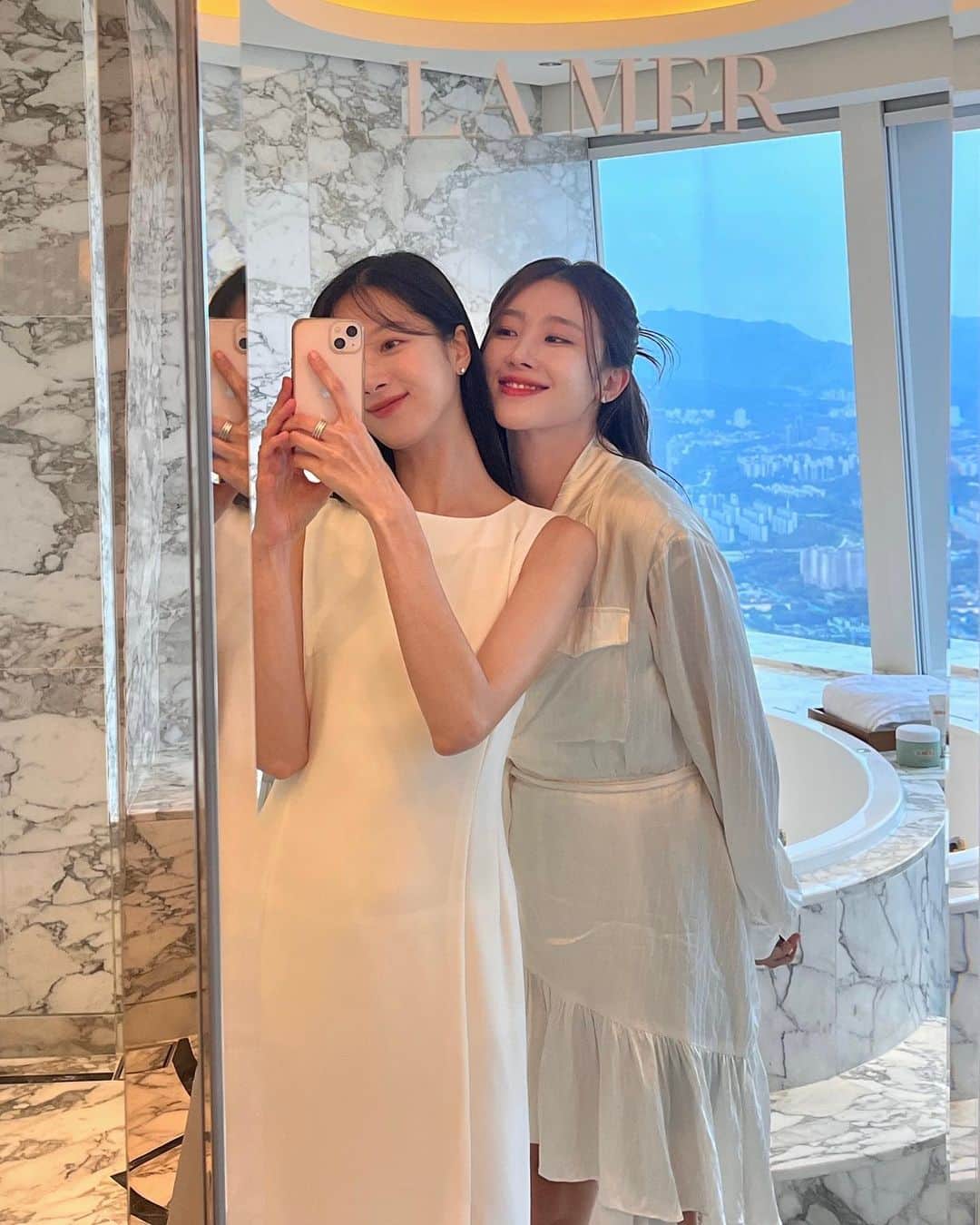 ミナ のインスタグラム：「언니랑 오랜만에 나들이🕊️ 흐린 날이었지만 올 화이트로 화사하게 입으니 기분 좋았던 날🤍 멤버들 보고 싶네🫧 금조 집들이는 언제.. 민하 집들이는 언제..🫧」