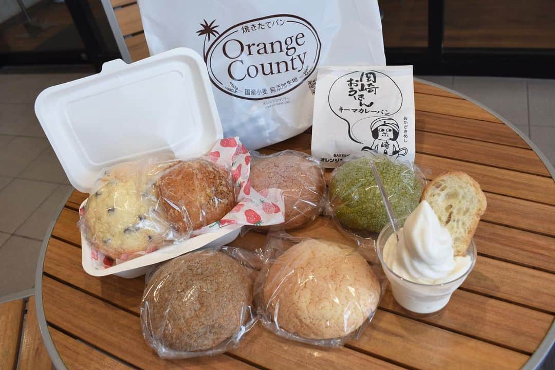 KAGAWACHIHOのインスタグラム：「岡崎のパン屋さん巡り🥯𓂃 ⁡ ⁡ ⁡ イオンタウン岡崎にある  @orangecounty.bakery にいってきました𖤐ˊ˗　 ⁡ ⁡ どれも無添加の国産小麦粉を使っている.ᐟ.ᐟ ということでずっと気になっていたんだ🔍🤤 ⁡ ⁡ 店員さんもとっても優しくて可愛くて 店員さんの笑顔に会いにまた行きたいくらい...🤍 ⁡ ⁡ ⁡ 今回わたしが注文したパンは ⁡ ▫️ 岡崎おうはんキーマカレーパン ▫️ チーズ入りおうはんキーマ焼きカレーパン ▫️紅茶メロンパン ▫️チョコチップメロンパン ▫️フランボワーズメロンパン ▫️抹茶メロンパン ▫️プレーンメロンパン ⁡ ⁡ ⁡ 岡崎地鶏のおうはんを使用した具がたっぷり詰まった中辛キーマカレーパン🍛 なんだかもっちりしていてしっかりピリ辛で美味しかったよ🍛ˊ˗お店1番人気のおうはんキーマカレーパンにチーズがはいっているものも美味しかった.ᐟ.ᐟ🍛🧀(夏でもさっぱり食べやすいように焼いてヘルシーに仕上げられていました.ᐟ.ᐟ) ⁡ ⁡ メロンパンはどれも中のパンがふわっふわで とっても美味しかったです🍈♡ クッキー生地はもちろんサクサクで味がそれぞれしっかりついていて個性豊かで美味しかったよ😋 ⁡ ⁡ そして今回わたしが感動したのがソフトクリーム🍦💕ソフトクリームは北海道生乳100%使用.ᐟ.ᐟ さっぱりとジェラートのようなすっきりとした 味わいだけどしっかりとミルクの甘さを感じられ 私史上1番好きなタイプのソフトクリーム🍦.ᐟ.ᐟ 甘くて美味しいラスクも添えられていて美味しかったなぁ〜🤍このラスクは店頭販売してない、このソフトクリームのためだけのラスクなんだってさ.ᐟ.ᐟサクサクで甘くて美味しかったなぁ〜🤤 ⁡ ⁡ ⁡ お買い物にお立ち寄りの人も パン屋さん巡りをしている人も そうでなくてもぜひ一度食べてみてね🍦🥯💕 ⁡ ⁡ ⁡ ⁡ 📍 @orangecounty.bakery ⁡ 愛知県岡崎市上地3丁目7-10 イオンタウン中(駐車場広々🚗) ⁡ ⁡ ⁡ ⁡ ⁡ ⁡ ⁡ #オレンジカウンティ #パン屋さんめぐり #パン屋さんのパン #岡崎パン屋#PR #岡崎グルメ#安城グルメ#岡崎ランチ#岡崎モーニング#パン屋さん#愛知パン屋#愛知パン#岡崎パン#岡崎カレーパン#岡崎ソフトクリーム ⁡ ⁡」