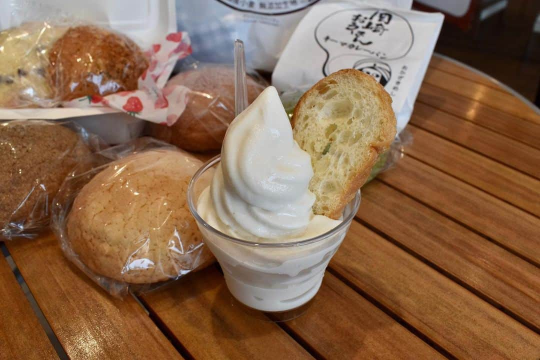 KAGAWACHIHOさんのインスタグラム写真 - (KAGAWACHIHOInstagram)「岡崎のパン屋さん巡り🥯𓂃 ⁡ ⁡ ⁡ イオンタウン岡崎にある  @orangecounty.bakery にいってきました𖤐ˊ˗　 ⁡ ⁡ どれも無添加の国産小麦粉を使っている.ᐟ.ᐟ ということでずっと気になっていたんだ🔍🤤 ⁡ ⁡ 店員さんもとっても優しくて可愛くて 店員さんの笑顔に会いにまた行きたいくらい...🤍 ⁡ ⁡ ⁡ 今回わたしが注文したパンは ⁡ ▫️ 岡崎おうはんキーマカレーパン ▫️ チーズ入りおうはんキーマ焼きカレーパン ▫️紅茶メロンパン ▫️チョコチップメロンパン ▫️フランボワーズメロンパン ▫️抹茶メロンパン ▫️プレーンメロンパン ⁡ ⁡ ⁡ 岡崎地鶏のおうはんを使用した具がたっぷり詰まった中辛キーマカレーパン🍛 なんだかもっちりしていてしっかりピリ辛で美味しかったよ🍛ˊ˗お店1番人気のおうはんキーマカレーパンにチーズがはいっているものも美味しかった.ᐟ.ᐟ🍛🧀(夏でもさっぱり食べやすいように焼いてヘルシーに仕上げられていました.ᐟ.ᐟ) ⁡ ⁡ メロンパンはどれも中のパンがふわっふわで とっても美味しかったです🍈♡ クッキー生地はもちろんサクサクで味がそれぞれしっかりついていて個性豊かで美味しかったよ😋 ⁡ ⁡ そして今回わたしが感動したのがソフトクリーム🍦💕ソフトクリームは北海道生乳100%使用.ᐟ.ᐟ さっぱりとジェラートのようなすっきりとした 味わいだけどしっかりとミルクの甘さを感じられ 私史上1番好きなタイプのソフトクリーム🍦.ᐟ.ᐟ 甘くて美味しいラスクも添えられていて美味しかったなぁ〜🤍このラスクは店頭販売してない、このソフトクリームのためだけのラスクなんだってさ.ᐟ.ᐟサクサクで甘くて美味しかったなぁ〜🤤 ⁡ ⁡ ⁡ お買い物にお立ち寄りの人も パン屋さん巡りをしている人も そうでなくてもぜひ一度食べてみてね🍦🥯💕 ⁡ ⁡ ⁡ ⁡ 📍 @orangecounty.bakery ⁡ 愛知県岡崎市上地3丁目7-10 イオンタウン中(駐車場広々🚗) ⁡ ⁡ ⁡ ⁡ ⁡ ⁡ ⁡ #オレンジカウンティ #パン屋さんめぐり #パン屋さんのパン #岡崎パン屋#PR #岡崎グルメ#安城グルメ#岡崎ランチ#岡崎モーニング#パン屋さん#愛知パン屋#愛知パン#岡崎パン#岡崎カレーパン#岡崎ソフトクリーム ⁡ ⁡」8月31日 13時01分 - chisan_golf_official