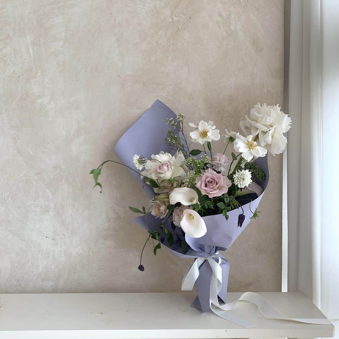 플로리스트 이주연 florist Lee Ju Yeonのインスタグラム：「. . 🤍 . #바네스꽃다발  . 바네스플라워 VANESS FLOWER . Katalk ID vaness52 E-mail vanessflower@naver.com . Paypal payment possible . 서울시 중구 청파로464 브라운스톤서울 101동2806호 📞02-545-6813」