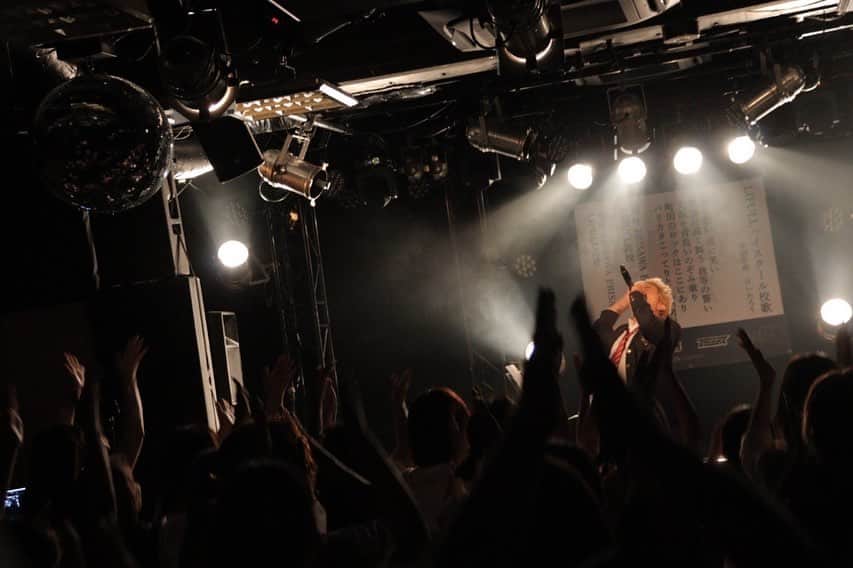 のインスタグラム：「8月もありがとうございました！！  いーーっぱいライブをさせてもらいました🦁🔥  本当に歌を歌う瞬間一つ一つが大切で愛おしくて、ワクワクとドキドキが止まらないのです。  ライブがとにかく楽しみ。  どんな場所でもどんな環境でも  ぶちかませるか。  これをモットーに挑んでいた気がします。  求められている物をお見せする事も大切だけど  まず自分が何を見せたいか  何を感じてもらいたいか  それを形に出来たかどうかが、その日のライブを自分自身で褒められるか左右します。  ツアーの発表もしました。  11月からのリリースツアー、是非一公演でも多く遊びに来てください！！  KEITAROCKで遊びましょう！！🦁🔥  ファンの皆様、アーティスト仲間の皆様、関係者の皆様、友人の皆様、家族の皆様、9月からもよろしくお願いします！！」