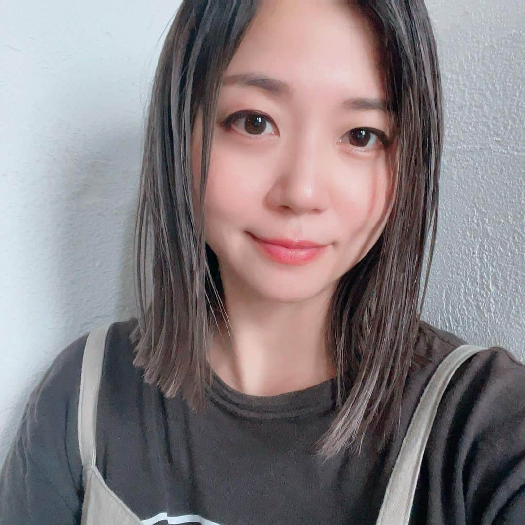 星村麻衣のインスタグラム：「まだまだ暑いから結べる長さ＆結局切りっぱなしボブが一番楽でまたこのスタイル💇‍♀️ カラーは赤みが出ないようシルバーグレー系に☺️ #切りっぱなしボブ」