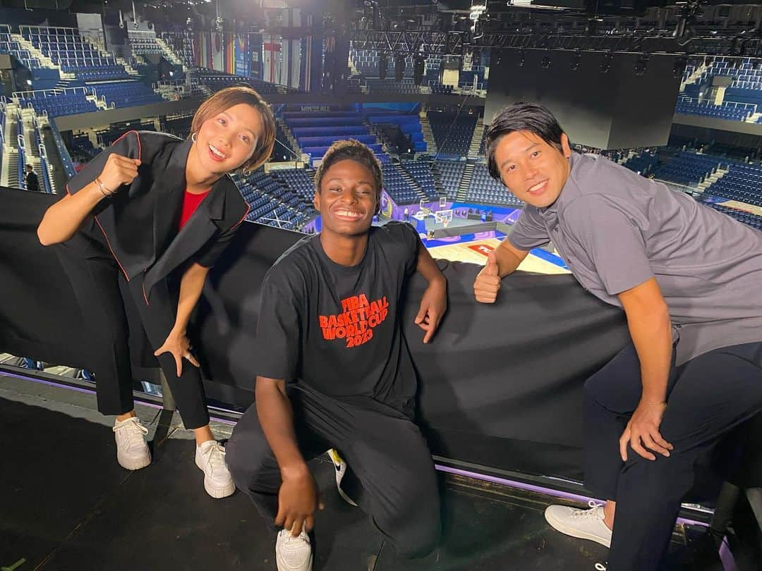 ヒロド歩美のインスタグラム：「FIBAバスケットボールW杯2023🏀 今夜！ベネズエラ戦🇻🇪 声出して、応援します‼️ そして、報道ステーションでお伝えします！  エブリンさんと📷  #fibawc」