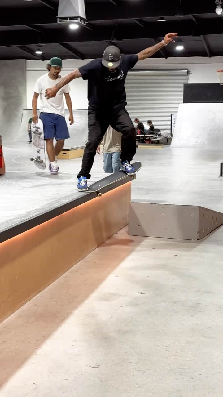 マニー・サンティアゴのインスタグラム：「New spot at the park Going the distance on the Koston grind 😮‍💨 🎥: @spanishmiketv」