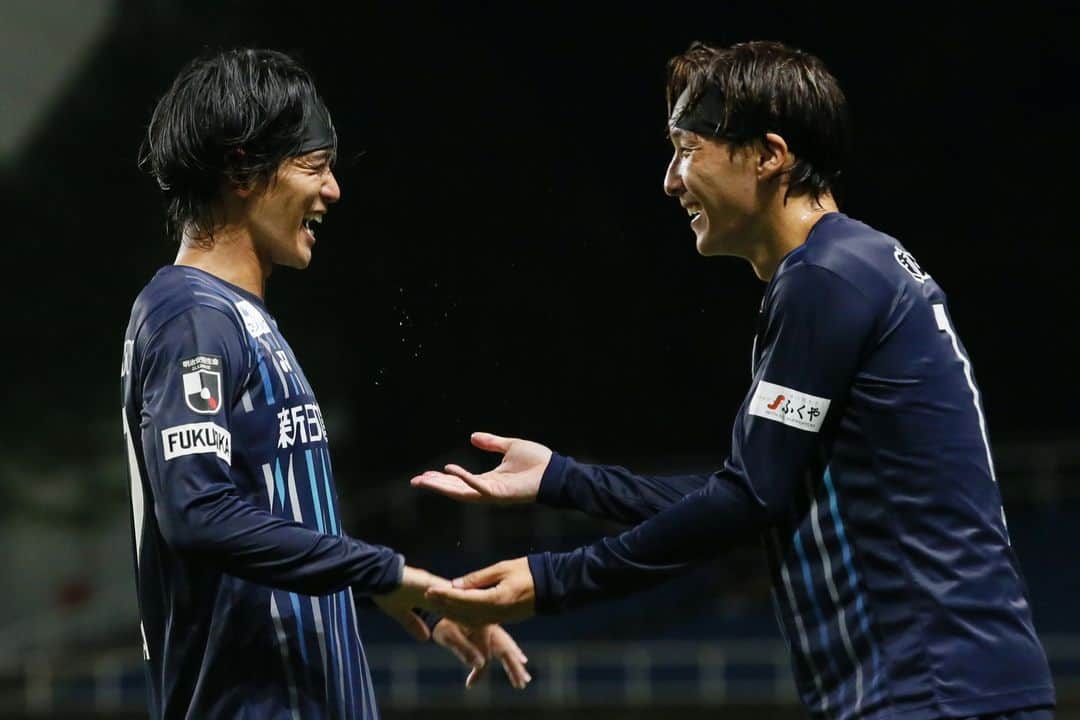 アビスパ福岡のインスタグラム：「喜びのシーンもお届け😊🤟  🏆天皇杯JFA第103回全日本サッカー選手権大会 準々決勝🏆  #アビスパ福岡 3-1 #湘南ベルマーレ 📅8/30🕖19:00KO🏟#ベススタ  #avispa」