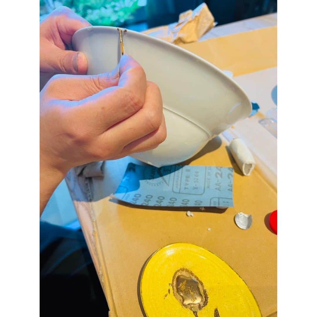 小泉みゆきのインスタグラム：「簡易金継ぎの方法を教えてもらったので、今度パテ買うてきてやってみたいと思う。 誰かが熱心に作業をする姿をじっと見るのが大好きで、これもずっと横で見てた😂」