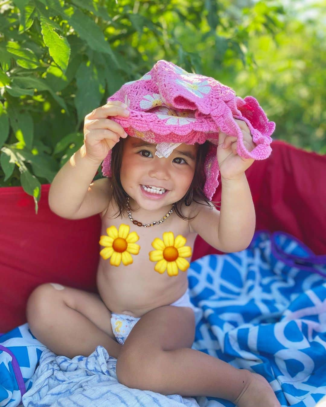 齋藤美波のインスタグラム：「🌼🌼🌼 ・ 子供の水着姿も好きだけど わたし的にオムイチの姿が1番好き🫣💜 一応女の子だし、人が多いところでは 基本水着着せるけど人いない時は基本 パンイチ、オムイチ💙笑 そんな母ちゃんでごめんね笑 ・ 変な世の中になったから 隠すとこは隠さないといけないんだろうけど 子供のうちは本来の姿が1番可愛い✨ ・ 裸んぼのアンバーネックレス姿が サイコーに可愛いんだ💚(私の感性) ・ アンバーネックレスは ココ⏩@dreamliketree 🌳🪵 ・ 免疫向上の為わたしはつけてるよ🫶🏽 もちろんファッションの一部としてもね🫶🏽 本当に可愛い🤎 ・ ・ ・ この夏のいい写真達が 溜まりまくっている... ・ 沢山あげていこう！ ・ ・ #4人兄妹 #長女 #2歳1ヶ月 #マイペース女子  #笑顔が武器です  #自然児 #ありのままの姿 #本来の人間の姿 #川遊び#夏休み #アンバーネックレス」