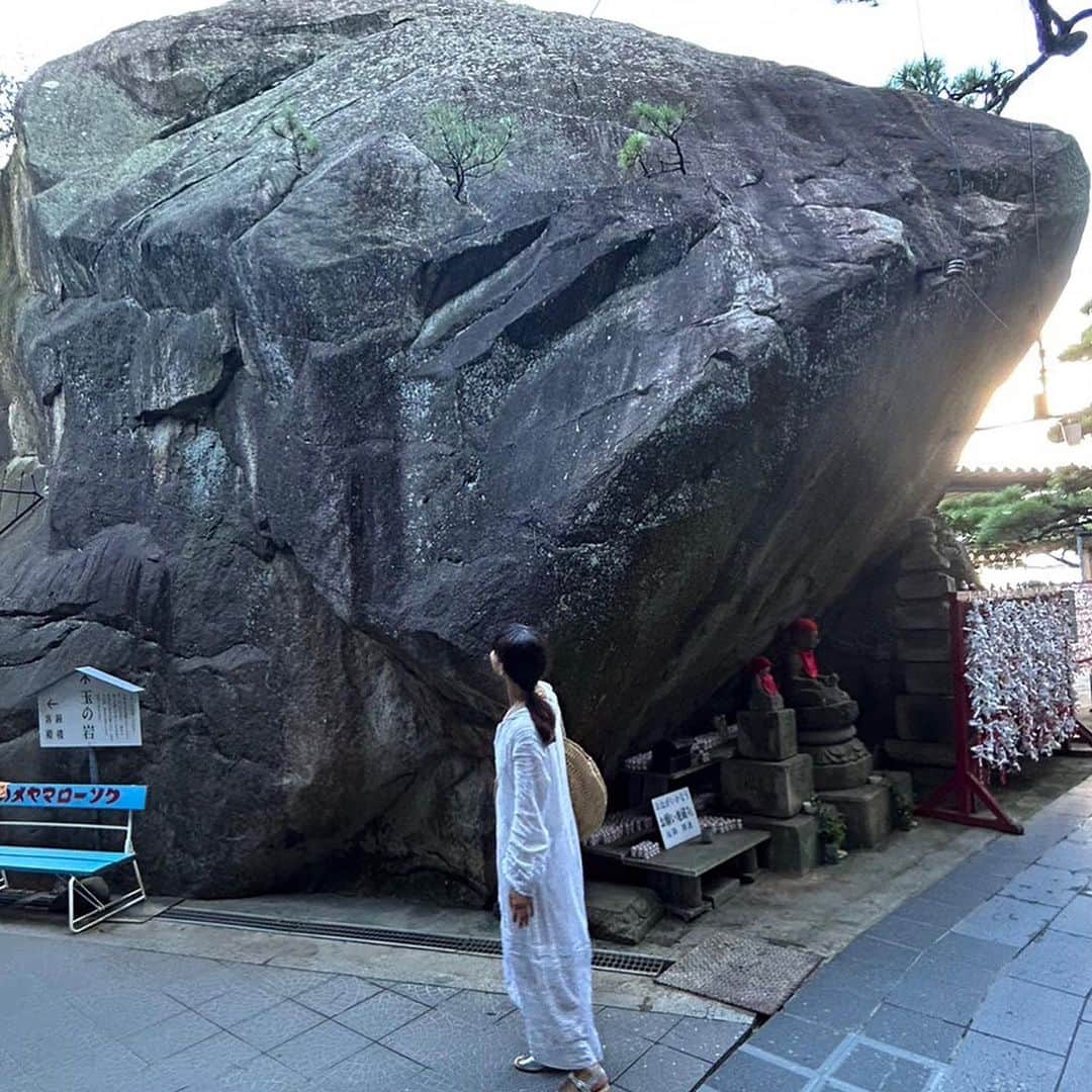 青山有紀さんのインスタグラム写真 - (青山有紀Instagram)「荒木さん　@jyotirmaya_araki に巨石が好きと話したら尾道の千光寺も案内してくれました🪨✨」8月31日 13時31分 - yukiaoya