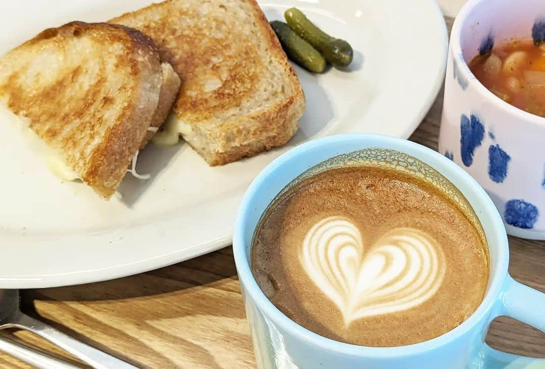 小野恵美さんのインスタグラム写真 - (小野恵美Instagram)「まったりカフェランチ☕🥪🍲 チーズメルトのサンド美味しかったな😍  もう8月ラストなのに暑すぎますね…😂  明日から娘の幼稚園も二学期がスタート🌷 この秋は楽しみなお仕事も旅行もあり、わくわくです🥰  #ampere #アンペア本の森ちゅうおう  #カフェランチ」8月31日 13時34分 - onoemi_official