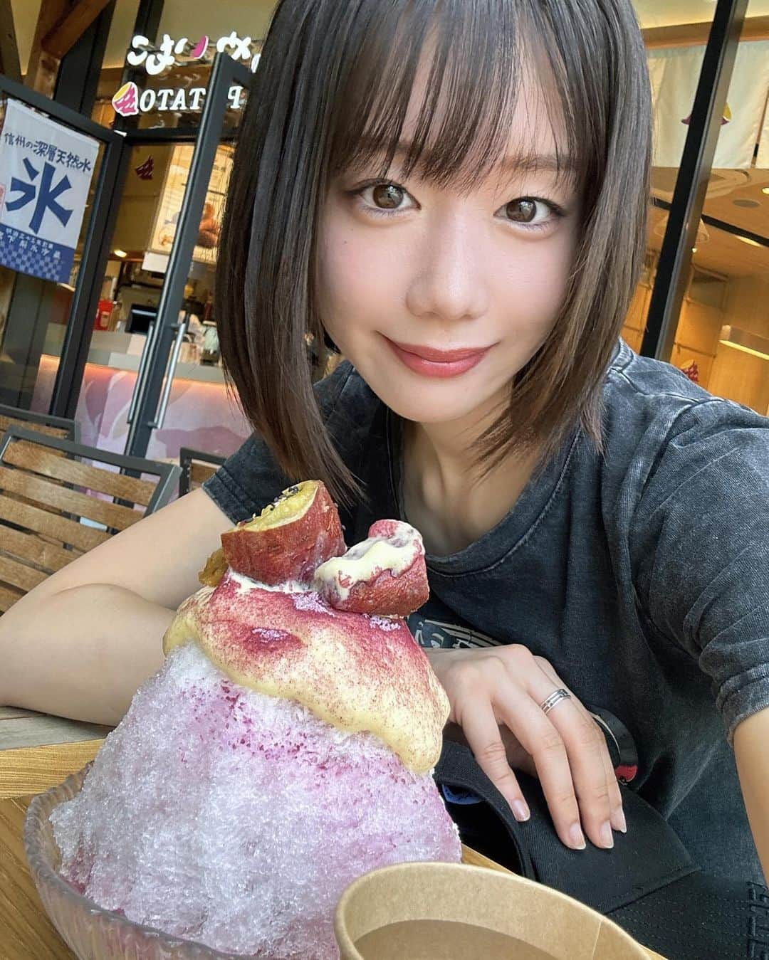 新唯のインスタグラム：「お仕事帰りにサツマイモのかき氷食べた🍠  秋は美味しい食べ物いっぱいですき！ まだ夏だけど！！！  #かき氷 #サツマイモ #秋 #秋の味覚 #風が心地よい #黒髪ショート #新唯 #あらたゆい #flash発売中 #グラビア」