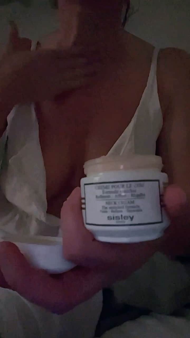 JO BAKERのインスタグラム：「New level of adulting…when your fav skincare has you fully covered!!! Literally.  ✨  #phytobustedécolleté 🍒 #neckcream #yesplease … thank you for sending these #momlife #skincareroutine #gems 🤍✨ #sisley #feelinggrownup #techneck #boobs」