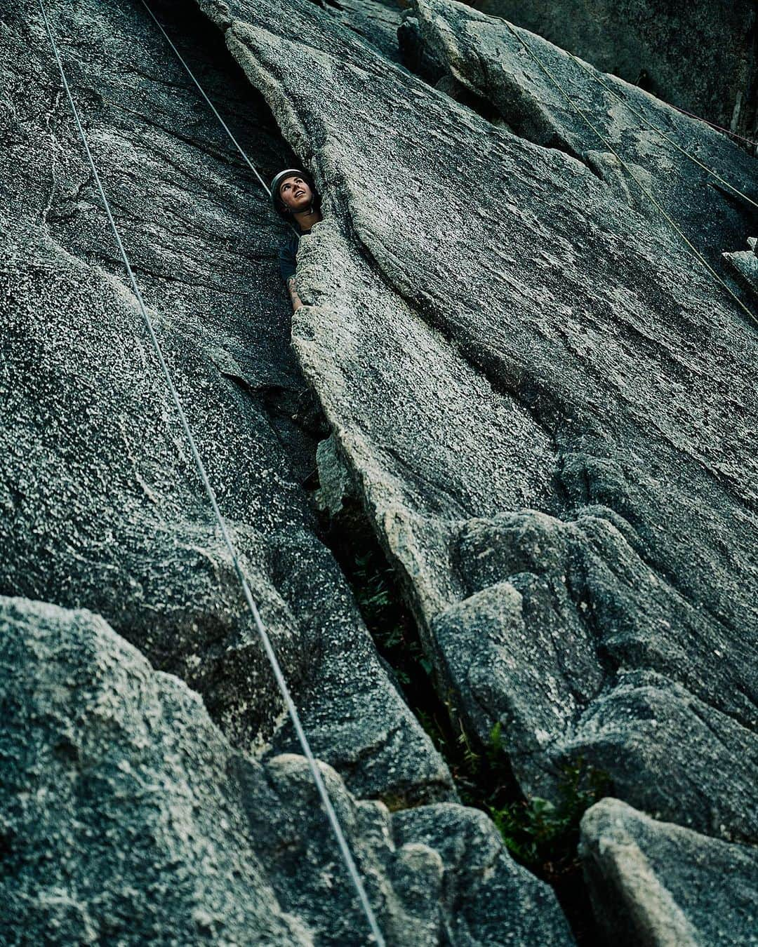 ニナ・カプレツのインスタグラム：「Last week I had the chance to be part of the @arcteryx climbing academy in Squamish. It was such a blast seeing all those climbers coming together and to share knowledge and to party! Thanks @arcteryx for organizing such cool events;I feel thrilled being part of that great team!  @arcteryxacademy #arcteryxacademy」