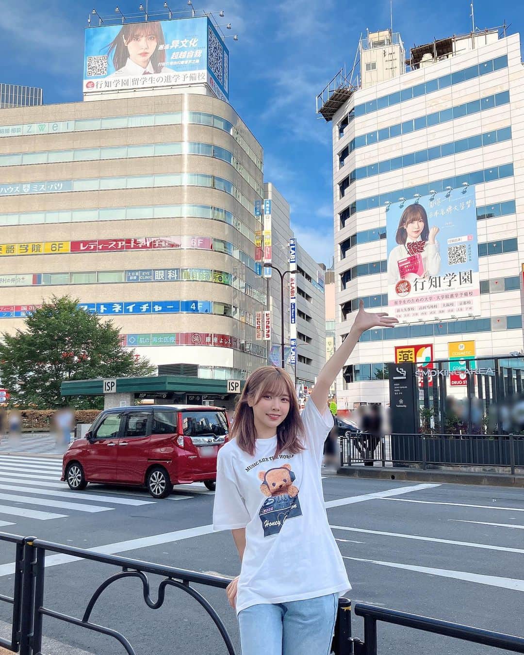 Liyuu（リーユウ）のインスタグラム：「2023年9月より引き続き 行知学園株式会社イメージキャラクターに担当します✨  昨日リリイベ前撮りに行ったよ！ デカかった！！  広告2個も揃ってるのは本日までとなる！！ぜひ見にいてみてね✌🏻」