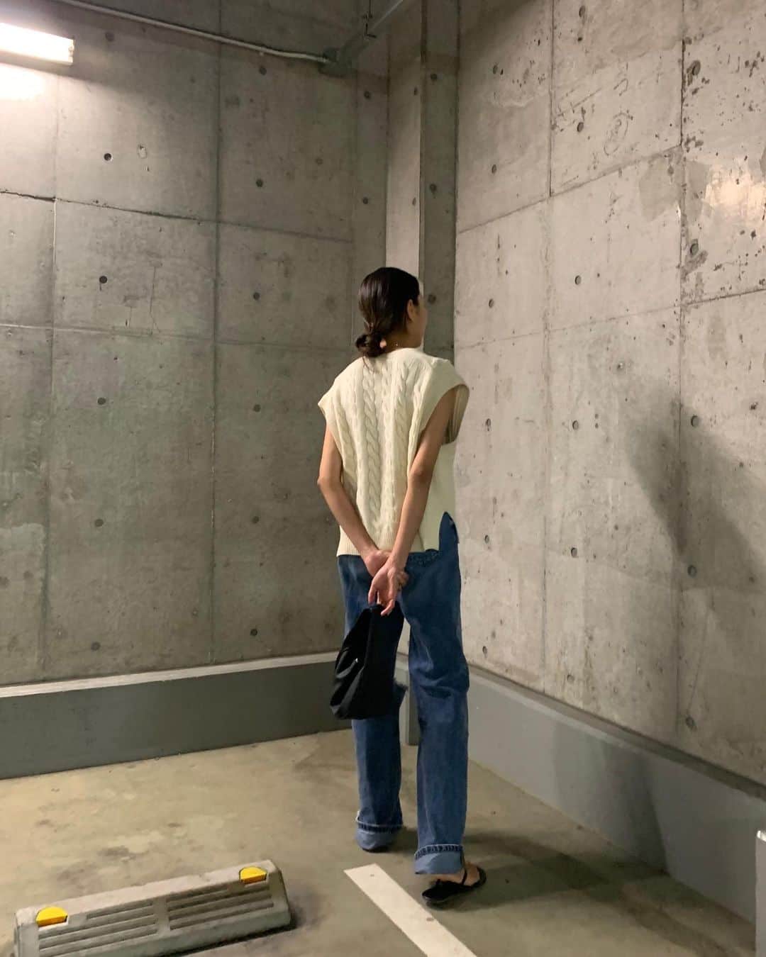 平山真弓のインスタグラム：「・ 壁と話す女  #🧔‍♂️📸」