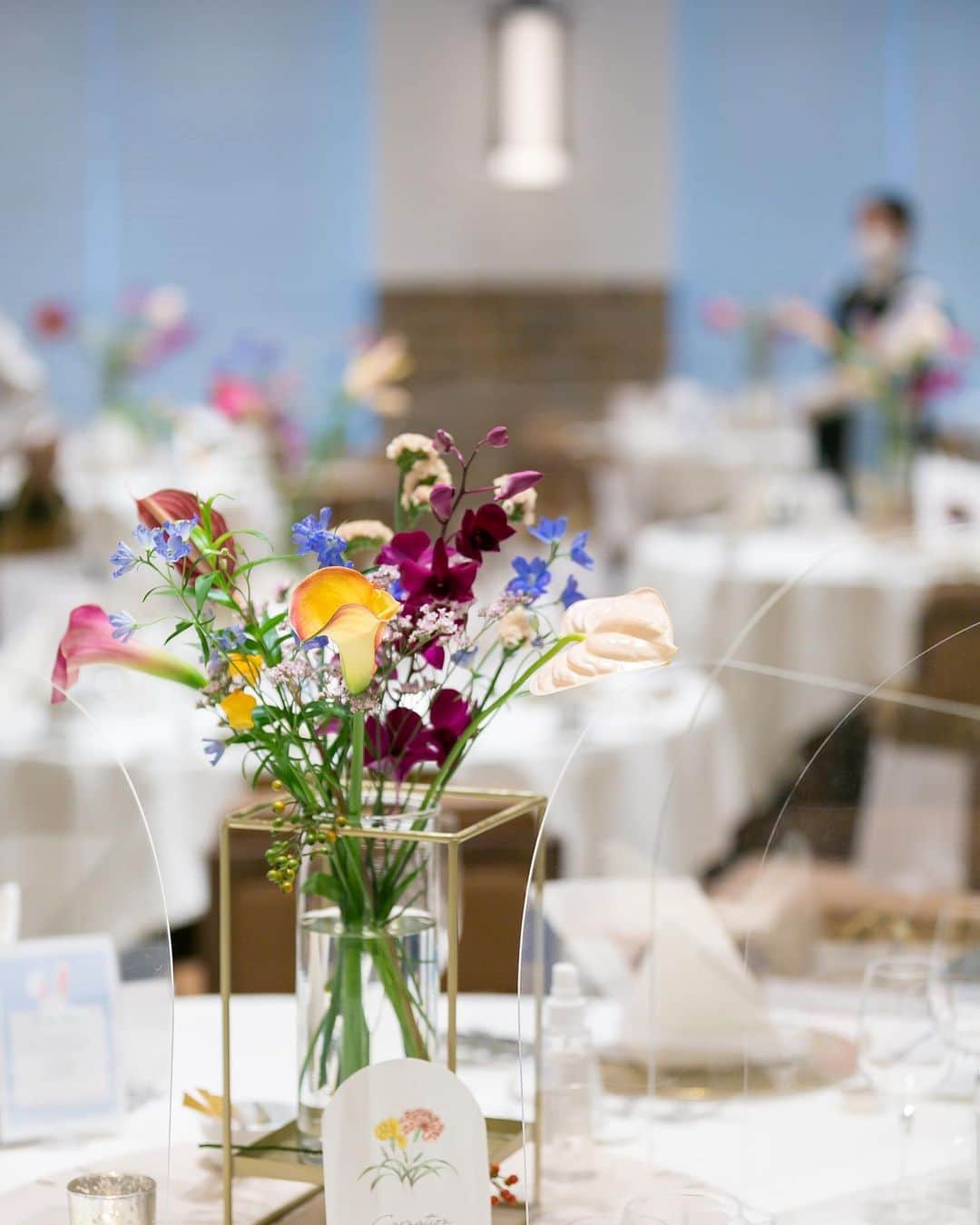 アルマリアンFUKUOKA　公式のインスタグラム：「=テーブルコーディネート=  結婚式の雰囲気作りに欠かせない卓上装花  お花の種類やテーブルクロスとの組み合わせによってお二人らしい雰囲気の演出を💐」