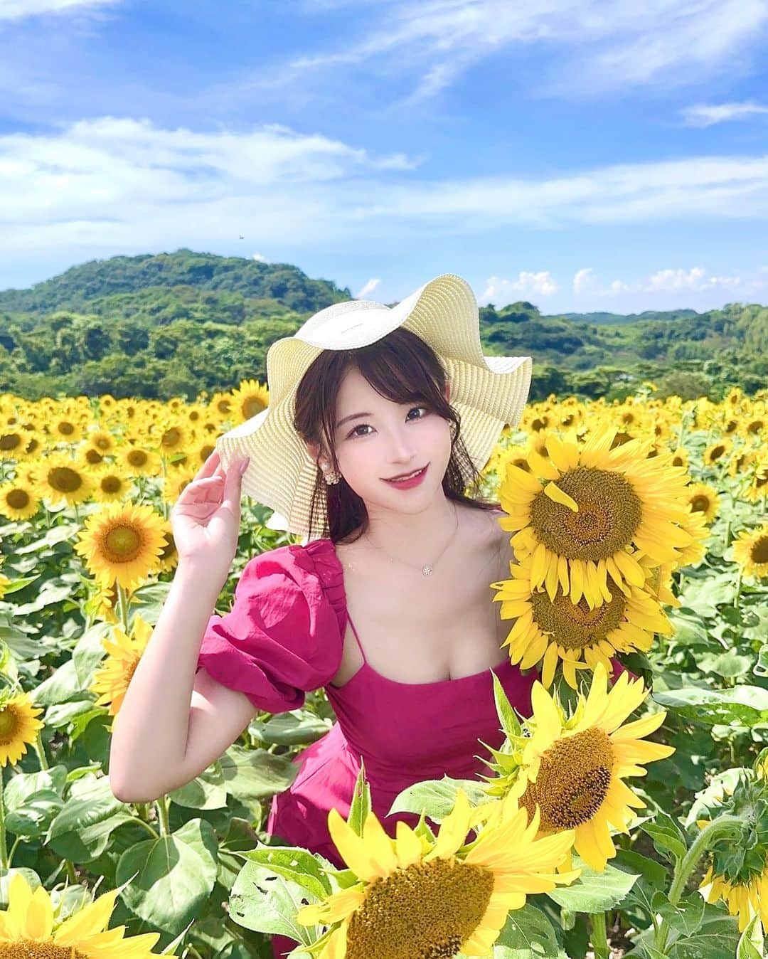 佐々木美乃里のインスタグラム：「ꪔ̤̫‪𓂃❁⃘𓈒𓏸𓐍  夏が終わっちゃうね🥺 8月も幸せいっぱいありがとう🥰  今年もひまわり畑行けて嬉しい~🌻♡   #ひまわり畑 #向日葵 #ひまわり畑デート  #夏コーデ  #夏休み #佐々木美乃里」