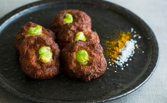 暮らし上手のインスタグラム：「今日の晩ごはんに『空豆とエビのひりゅうず』はいかがですか？  大塩あゆ美さんの『空豆とエビのひりゅうず』は、ふわふわ食感とカレーの組み合わせがクセになります。煮物の具材として使われることが多いひりゅうず（がんもどき）が、「カレー塩」で主役おかずに早変わり。しっかりと攪拌させて空気をたっぷり含ませることでふわふわ&軽やかな食感に。  ------------------------------ 調理時間：30分（豆腐の水をきる時間は除く）  材料 （ 4人分 | 8個） そら豆（房から出したもの） …100g＋仕上げ用に８粒 殻付きエビ（ブラックタイガーなど） …80g 木綿豆腐 …一丁（350g） 長ねぎ（白い部分） …10㎝ 山芋（すりおろし） …75g  ＜Ａ＞ 片栗粉 …大さじ2 薄口醤油 …小さじ2 みりん …小さじ2 揚げ油 …適量 カレー粉 …少々 塩 …少々  ------------------------------  レシピの詳細はプロフィールリンクから！  #そら豆 #殻付きエビ #木綿豆腐 #長ねぎ #山芋 #Kurashi #暮らし上手 #晩ごはん #レシピ #簡単レシピ」