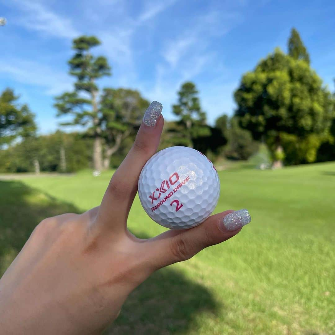 はるまさんのインスタグラム写真 - (はるまInstagram)「栗でいじめてくるかるちゃんとアーリー⛳️ @ichika_nishimura  ドライバーずっと右行ってたのにゼクシオのボール使った時だけまっすぐいった（笑） 本日もゼクシオボール無くさずに終わりました👏  #ゼクシオ #ゼクシオリバウンドドライブ #ゼクシオALLOK」8月31日 14時00分 - 0112haruma