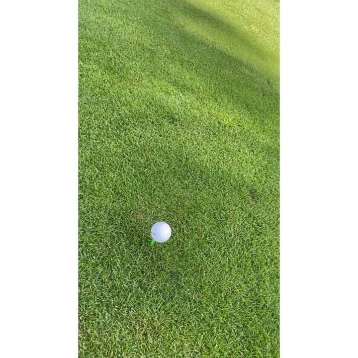 はるまのインスタグラム：「栗でいじめてくるかるちゃんとアーリー⛳️ @ichika_nishimura  ドライバーずっと右行ってたのにゼクシオのボール使った時だけまっすぐいった（笑） 本日もゼクシオボール無くさずに終わりました👏  #ゼクシオ #ゼクシオリバウンドドライブ #ゼクシオALLOK」