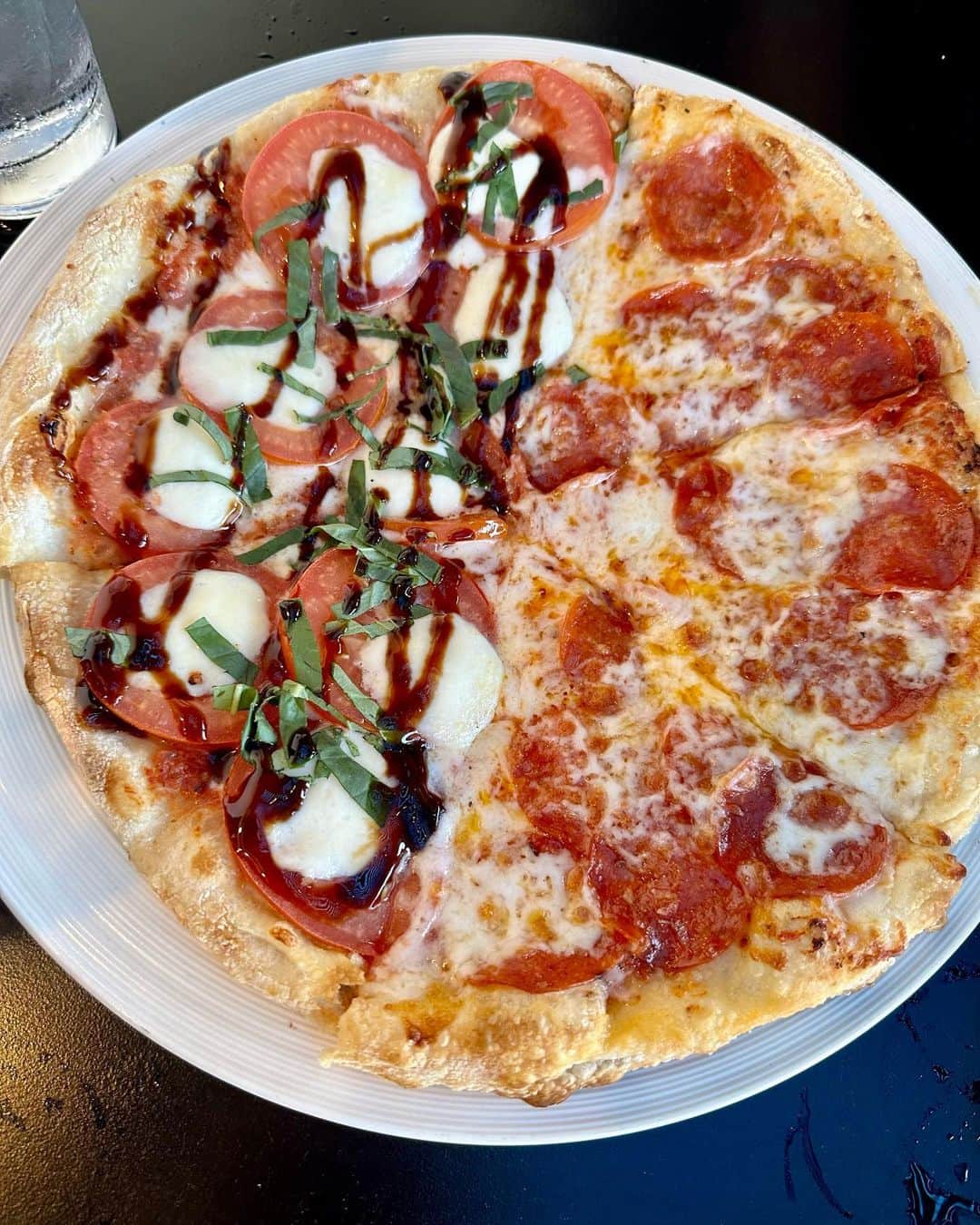 武田久美子さんのインスタグラム写真 - (武田久美子Instagram)「. こちらもまるで日本の様にとっても暑い日が続いています。 頑張って踊っているので カロリー補給にご褒美のPizzaを楽しみました😊  とっても美味しいかったです💜  #pizza」8月31日 14時04分 - kumikotakedaofficial