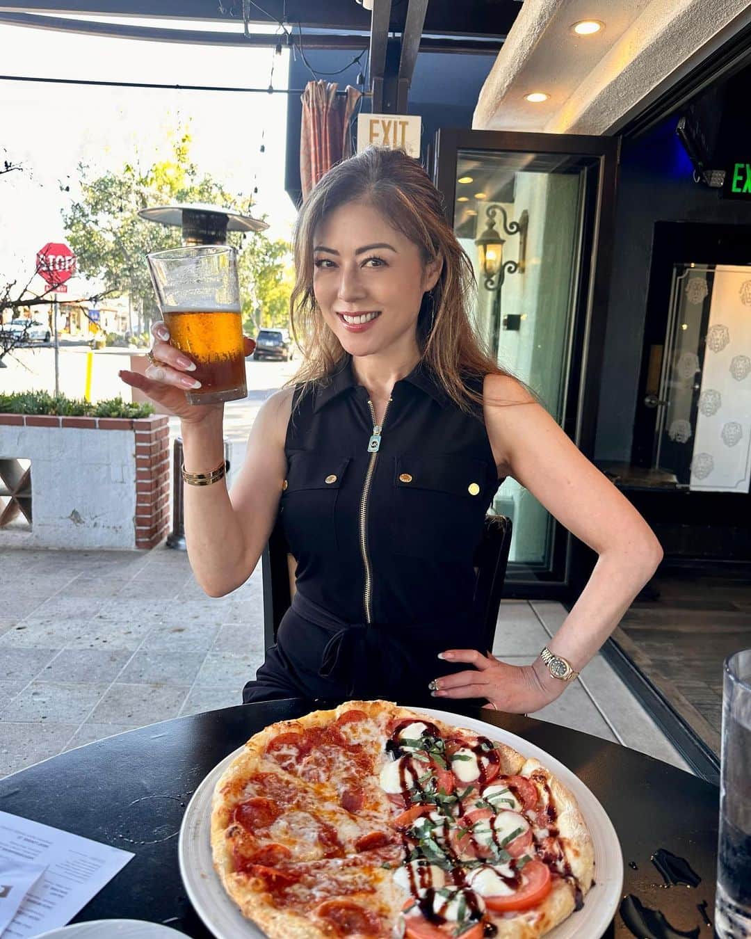 のインスタグラム：「. こちらもまるで日本の様にとっても暑い日が続いています。 頑張って踊っているので カロリー補給にご褒美のPizzaを楽しみました😊  とっても美味しいかったです💜  #pizza」