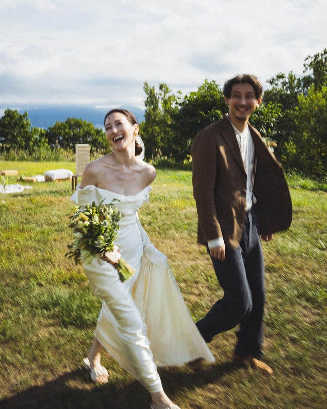 山城葉子さんのインスタグラム写真 - (山城葉子Instagram)「. Julia's wedding👰‍♀️🤵‍♂️  北海道の洞爺湖で行われたジュリアのWedding party。  洞爺湖を見下ろす広大な芝生で執り行われたセレモニー。 小雨の中スタートし、退場の時には光が差し、乾杯には晴天になったのも自然のパワーと恵を感じる美しい光景でした。  大自然の中で行われた美しい結婚式はどこを切り取っても、どの時間も、"美しい"という言葉しか出てきません。  ジュリアがさらに美しく、いつも以上に輝いてる夢のような1日でした。  @julia213h  @number5_n5」8月31日 14時16分 - yokoyamashiro