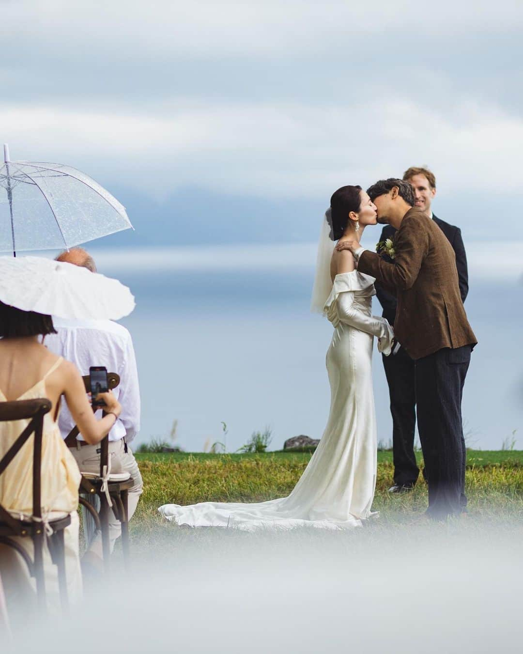 山城葉子さんのインスタグラム写真 - (山城葉子Instagram)「. Julia's wedding👰‍♀️🤵‍♂️  北海道の洞爺湖で行われたジュリアのWedding party。  洞爺湖を見下ろす広大な芝生で執り行われたセレモニー。 小雨の中スタートし、退場の時には光が差し、乾杯には晴天になったのも自然のパワーと恵を感じる美しい光景でした。  大自然の中で行われた美しい結婚式はどこを切り取っても、どの時間も、"美しい"という言葉しか出てきません。  ジュリアがさらに美しく、いつも以上に輝いてる夢のような1日でした。  @julia213h  @number5_n5」8月31日 14時16分 - yokoyamashiro