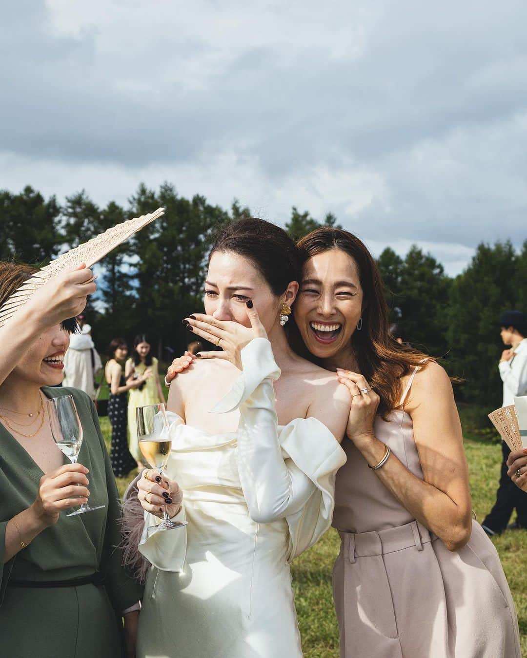 山城葉子さんのインスタグラム写真 - (山城葉子Instagram)「. Julia's wedding👰‍♀️🤵‍♂️  北海道の洞爺湖で行われたジュリアのWedding party。  洞爺湖を見下ろす広大な芝生で執り行われたセレモニー。 小雨の中スタートし、退場の時には光が差し、乾杯には晴天になったのも自然のパワーと恵を感じる美しい光景でした。  大自然の中で行われた美しい結婚式はどこを切り取っても、どの時間も、"美しい"という言葉しか出てきません。  ジュリアがさらに美しく、いつも以上に輝いてる夢のような1日でした。  @julia213h  @number5_n5」8月31日 14時16分 - yokoyamashiro