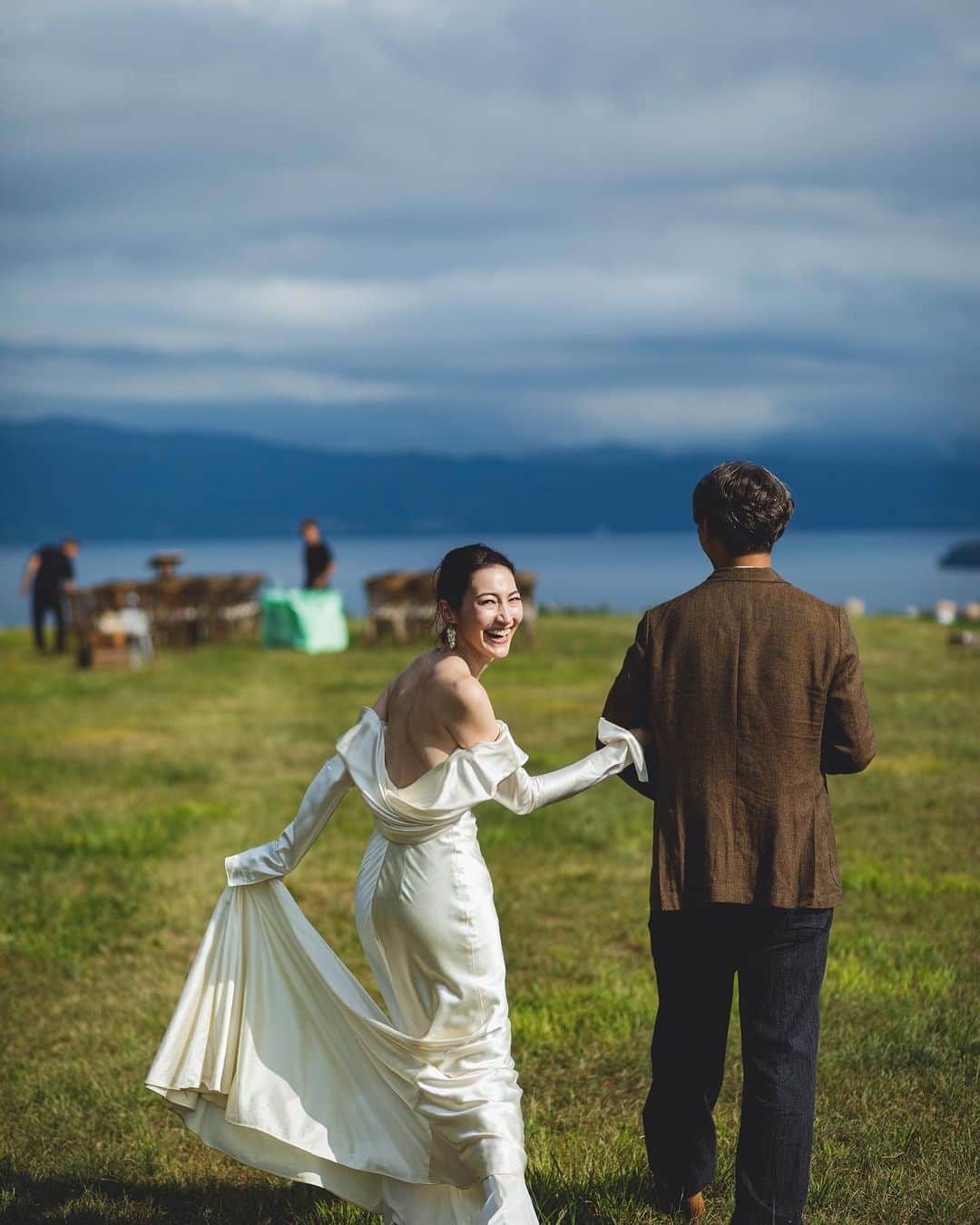 山城葉子さんのインスタグラム写真 - (山城葉子Instagram)「. Julia's wedding👰‍♀️🤵‍♂️  北海道の洞爺湖で行われたジュリアのWedding party。  洞爺湖を見下ろす広大な芝生で執り行われたセレモニー。 小雨の中スタートし、退場の時には光が差し、乾杯には晴天になったのも自然のパワーと恵を感じる美しい光景でした。  大自然の中で行われた美しい結婚式はどこを切り取っても、どの時間も、"美しい"という言葉しか出てきません。  ジュリアがさらに美しく、いつも以上に輝いてる夢のような1日でした。  @julia213h  @number5_n5」8月31日 14時16分 - yokoyamashiro