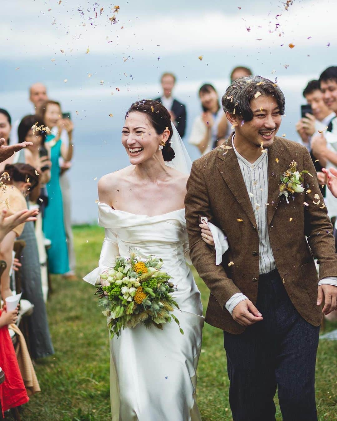 山城葉子さんのインスタグラム写真 - (山城葉子Instagram)「. Julia's wedding👰‍♀️🤵‍♂️  北海道の洞爺湖で行われたジュリアのWedding party。  洞爺湖を見下ろす広大な芝生で執り行われたセレモニー。 小雨の中スタートし、退場の時には光が差し、乾杯には晴天になったのも自然のパワーと恵を感じる美しい光景でした。  大自然の中で行われた美しい結婚式はどこを切り取っても、どの時間も、"美しい"という言葉しか出てきません。  ジュリアがさらに美しく、いつも以上に輝いてる夢のような1日でした。  @julia213h  @number5_n5」8月31日 14時16分 - yokoyamashiro