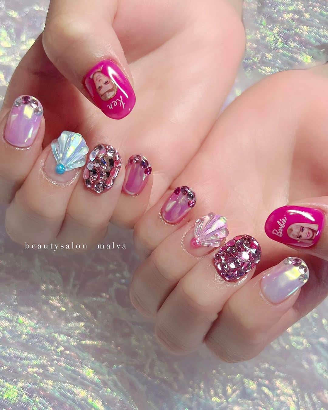 nailsalon malva（ネイルサロンマルヴァ）のインスタグラム：「【選べるピンクドリーム】でご予約可能🩷 ⁡ ⁡ こちらのデザインはお好きなアートを選べるのですが、 アートの配置など考えてきてくれるお客様もいます♡ ⁡ お客様に楽しんで選んでいただけて嬉しいです🥰 ⁡ もちろんこのアートは入れたい！で、 あとはお任せも可能です🙆‍♀️ ⁡ ⁡ ↪︎ ネイルのケアと保証期間 ⁡ malvaのネイルはドライケア、カットスタイルも込みです。 保証期間は約4週間となります（※ご新規様は3週間となります）。 ⁡ ＿＿＿＿＿＿＿＿＿＿＿＿＿ ⁡ ⁡ 𝐛𝐞𝐚𝐮𝐭𝐲𝐬𝐚𝐥𝐨𝐧 𝐦𝐚𝐥𝐯𝐚⠀ 📍明治神宮前駅｜原宿駅　徒歩𝟑分 ⠀ 💬ご予約やお問い合わせ 𝐋𝐈𝐍𝐄から承っております @ 𝐦𝐚𝐥𝐯𝐚 ⁡ お気軽にご連絡ください♡ ⁡ ⁡ ＿＿＿＿＿＿＿＿＿＿＿＿＿＿ ⁡ ▸ジェルネイル｜スカルプ｜ネイルケア ▸まつげカール｜まつげエクステ｜ワンホンエクステ ▸ハーブよもぎ蒸し ▸ワックス脱毛 ⁡ \ アシスタント募集中💁‍♀️ / ⁡ ▸リモート可オンラインの画像動画制作アシスタント ▸サロンワーク全般アシスタント ⁡ ⁡ #ドリームネイル #ピンクネイル #ガーリーネイル  #派手ネイル #malva #malvaネイル  #カラフルネイルデザイン #3dネイル  #ごてごてネイル #原宿ネイル #2023秋ネイル  #表参道ネイル #東京ネイルサロン　#明治神宮前ネイル #新宿ネイル #千駄ヶ谷ネイル  #harajukunails #tokyonails #tokyonailsalon ⁡」