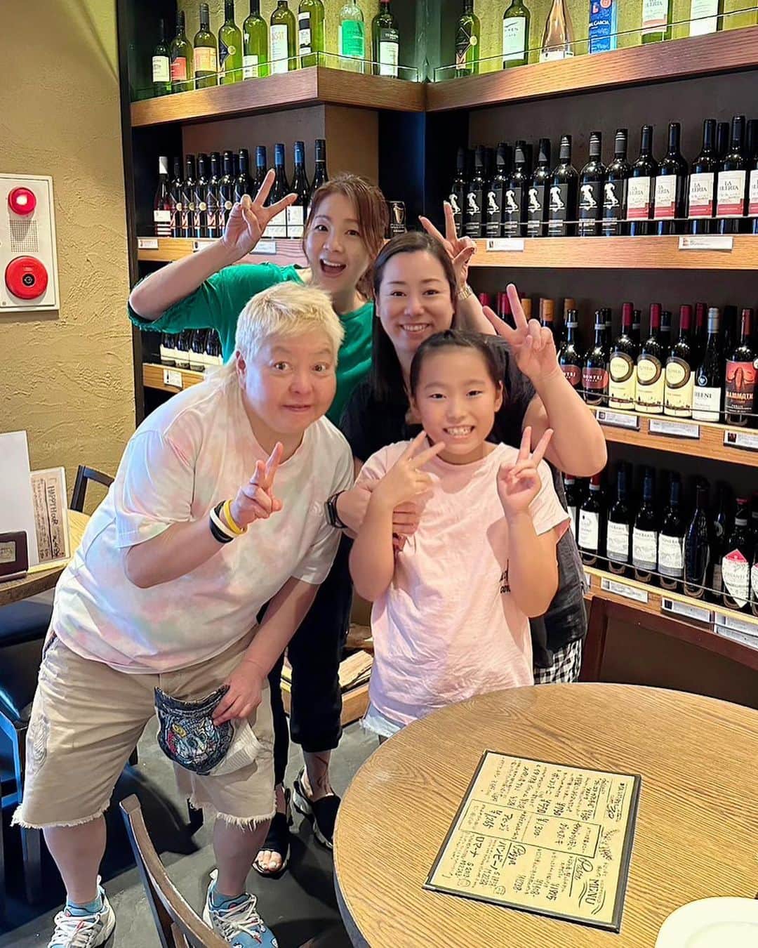 井上貴子のインスタグラム：「ムサコのファミリーたち  親友のMちゃんが 夏休み終わっちゃうので 慌ててみんなで時間合わせてランチ  久々に逢ったMちゃんは はしゃぎすぎてかわいかった❤️  また来月逢おうって約束して  楽しみだ😊  あっ  もう明日から来月じゃん！  はやーーい  Happyで^ ^  プロフィール画面に記載のURLより 通販サイト「神取屋」に飛べます^ ^  #井上貴子  #LLPWX #大谷くんがんばれ #女子プロレス #デビュー35周年 #貴子ちゃんちゅーぶ #田口かほる #Mちゃん #haoming #https://www.youtube.com/c/takacoinoue  #cacatocacat #LLPWX通販サイト神取屋 #感謝」