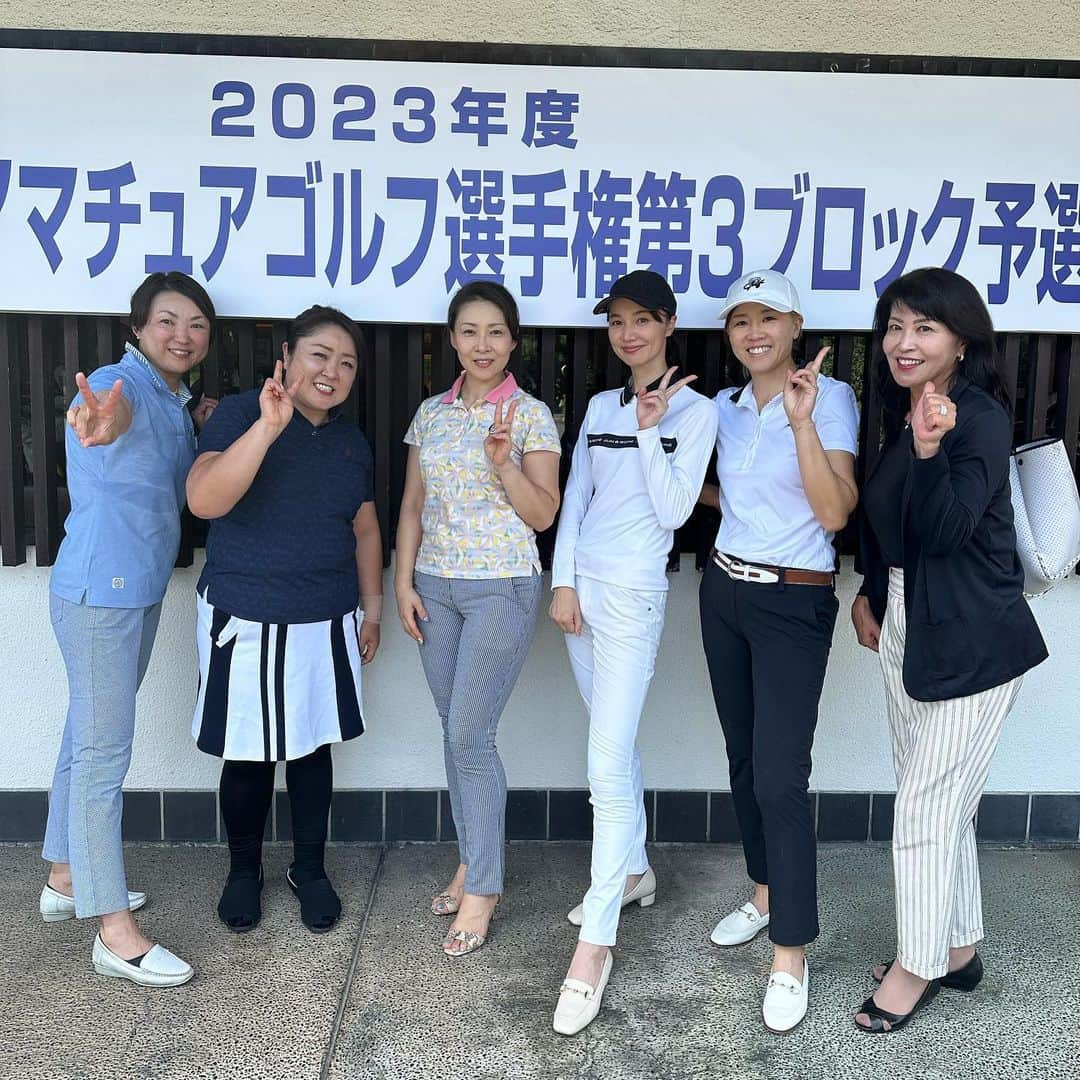 三枝こころさんのインスタグラム写真 - (三枝こころInstagram)「2023年関東女子ミッドアマ・予選⛳️ お疲れ様でした。 沢山コメント頂き、朗報をお伝えしたかったのですが🙏予選落ちしました。 YouTubeでもお話しましたが、スタートからダボ・ダボ・トリ😵‍💫 練習場までは普通に今日は大丈夫って思ってたんだけどなぁ…ティーグラウンド経った瞬間に心臓がバクバクになってきて🫀、あっはじまった楽しむって思ったんだけど。 打った球が右からの右‼️🫣 その後も何してんだか分からないまま3ホール終了してました。 後半も切り替えて、最後まで諦めずに試し合うってやってましたが…あがり3ホールでようやく自分のカラダを感じることが出来てきた🙄🙄🙄 最終ホールは全部ナイスショットでした。 まだまだ挑戦は続くので、これからも応援よろしくお願いします。 来年は必ず日本🇯🇵へ！ 2023年は会場で今まで以上に沢山の女性からお声がけ頂き感動しました。 夫婦ダブルス、秋田さんとの取り組みなど皆さんYouTubeも見てくれていて…こんなに応援していただいた試合会場は初めてです。 ありがとうございました☺️ #関東女子ミッドアマ #予選 #結果 #疲れた #ママゴルフ #ゴルフ女子 #YouTube #試合 #相模カンツリー倶楽部  #沢山の応援ありがとうございました  #来年は必ずリベンジ」8月31日 14時10分 - kokoro_golf