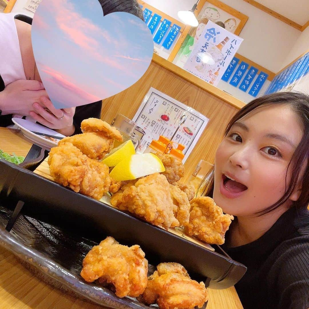 トロたんのインスタグラム：「久々に学生時代の友人に会って話が弾みすぎた〜🥺 楽しかった🥹 ロッキーかないさんいくと 必ずってほど馬肉レッドカーペットたのむ🥺💗🐴 あと唐揚げはほんとボリュームすごすぎる🐔 今回はデザートにバニラアイス食べました🥺🍨🫶  #浅草横町 #浅草横町アンバサダー #浅草　#浅草グルメ #浅草観光 #asakusa #Japan #japantravel #japantrip #東京観光　#東京グルメ #tokyo ＃オーディション　＃アンバサダー　 #YouTube #youtuber #食い倒れ」