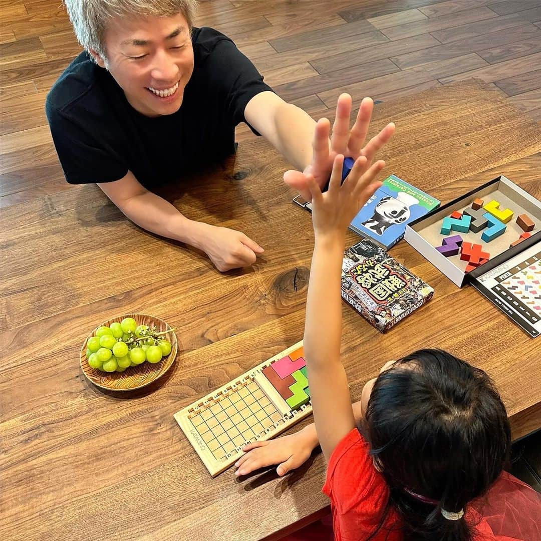 田村淳のインスタグラム：「パズルゲーム 今日は卓上ゲームの日 テレビゲームも楽しんでるけど ボードゲームも好きな長女6歳 特にパズルゲームにハマってるようです。 手伝うと怒るし、見てないと怒るのでバランスよく見守ってます😊  #カタミノ  娘たちへ 自分だけが楽しいは、いつかたのしくなくなるから、楽しいを共有していこう！楽しいは連鎖するので、どんどん広げていってください。楽しいを上手く伝えられる人になってほしいなぁと思うよ。　　　　　　パパより」