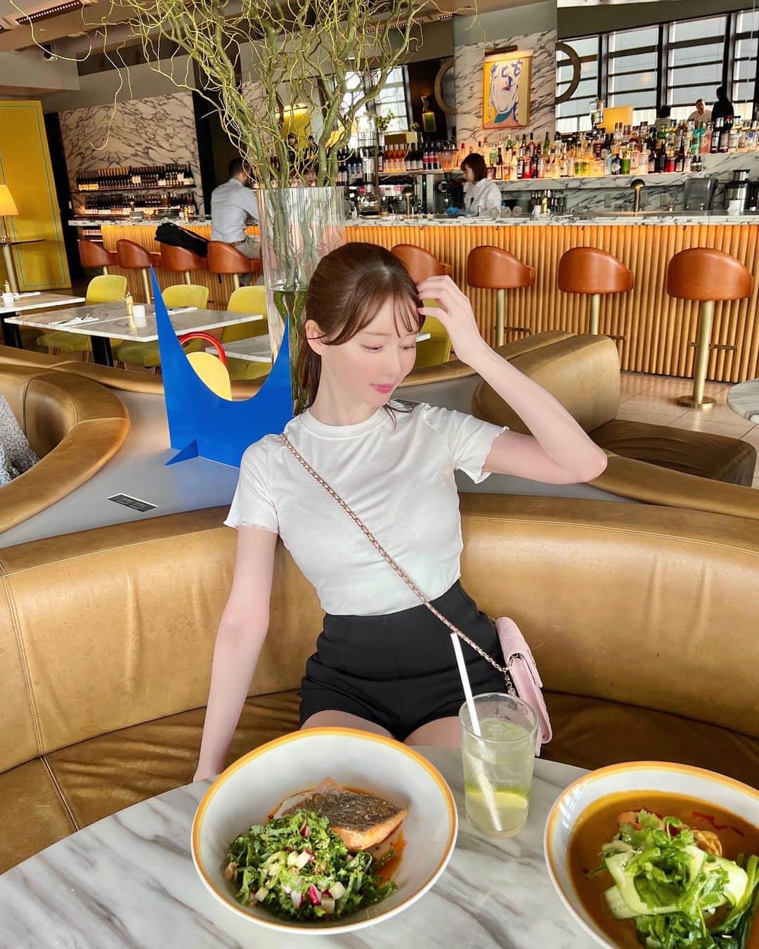 のインスタグラム：「billsブーム再来🥞🩷  このお洋服たちは全部SHEIN👗✨ 究極のプチプラ❤️ NOT JUST ANY GIRL シリーズでかわいいのたくさんあったよ✨✨  クーポンコードは【ayako1520】🎫✨ お買い上げ金額1～5,999円まではセール価格より15%OFF、6,000円以上は20%OFF😍 利用期限：9/30中まで〆  ▼着用商品ID 11314825 14242579 10517558  @sheinofficial @dazy_fashion  #SHEINDAZY#DAZY#SHEINforAll#ootd」