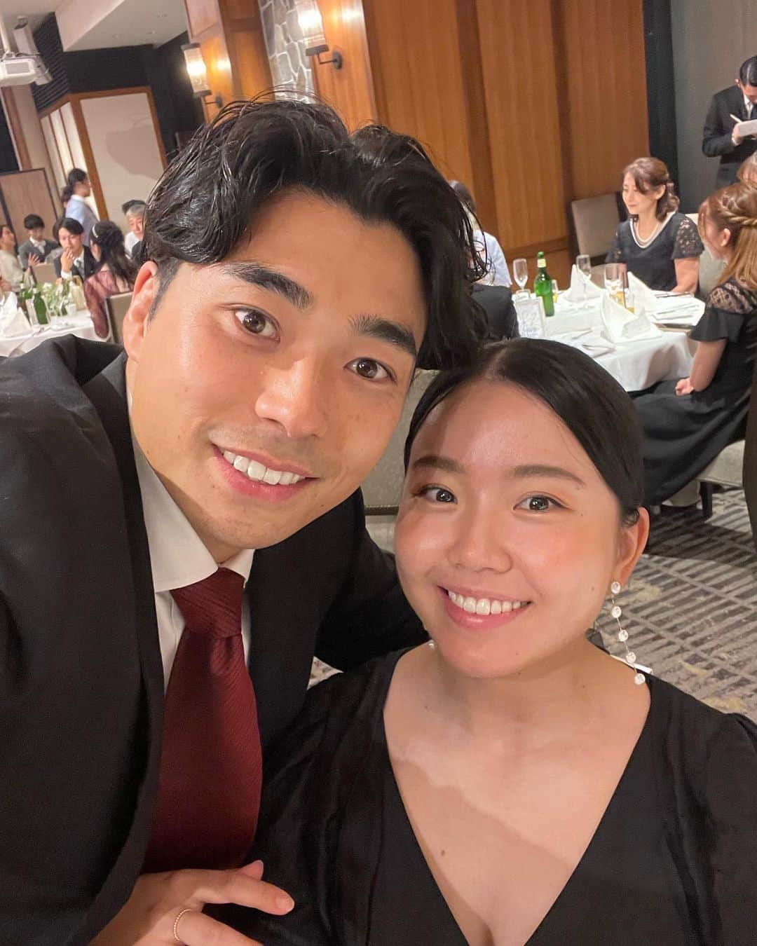 井上沙紀のインスタグラム：「旦那さんと👯🖤  真生、ゆうかおめでとう👩🏻‍❤️‍💋‍👨🏽 末長くお幸せに💕💕  #結婚式コーデ  #結婚式お呼ばれ」