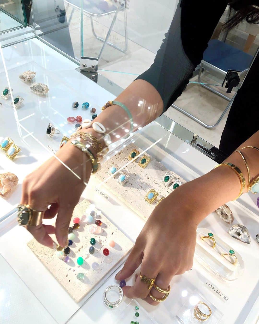 森友里恵のインスタグラム：「新作続々と考え中🤭  #ジュエリー #jewelry #stonejewelry」