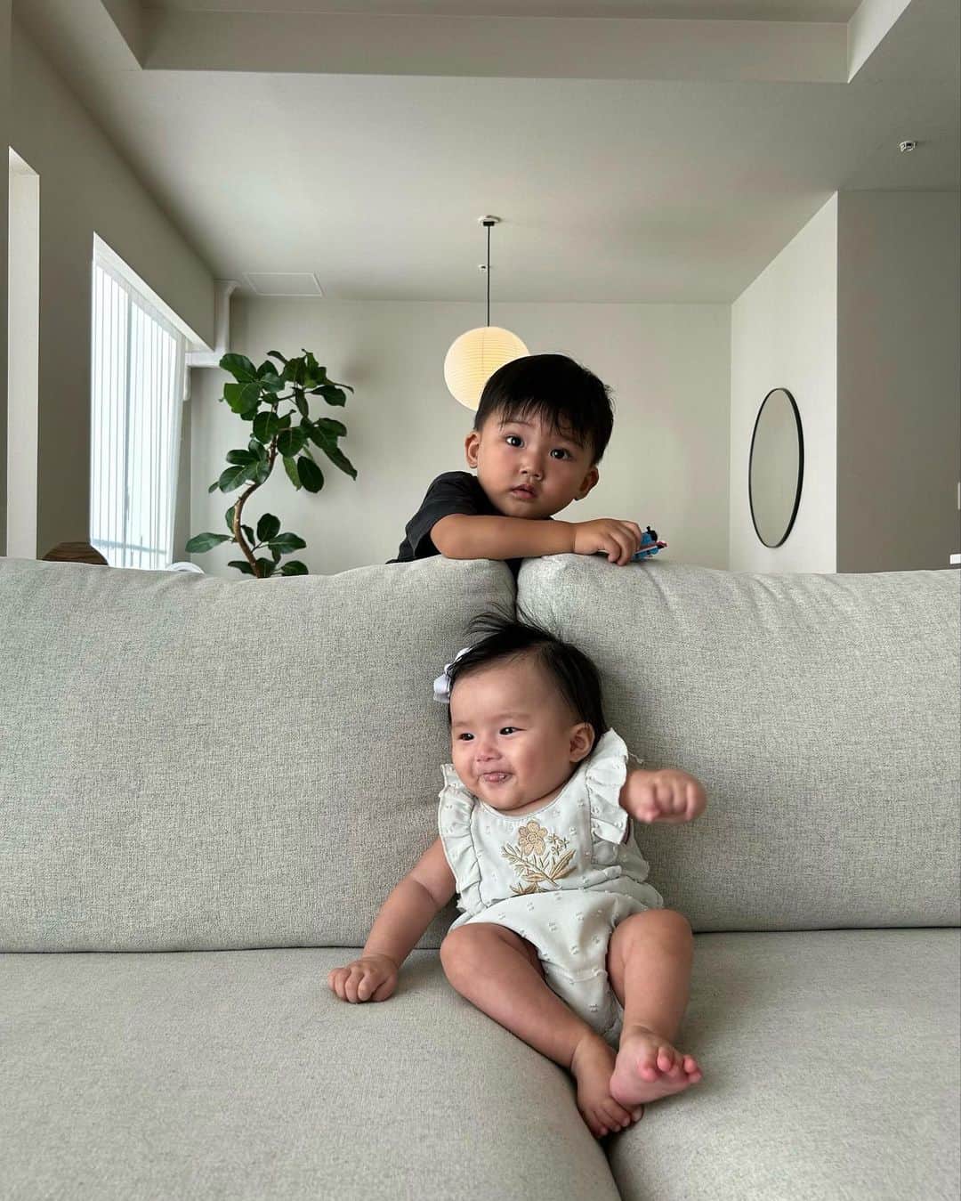 HARUEのインスタグラム：「My babies 👦🏻👶🏻💕  #2歳1ヶ月 #0歳5ヶ月」