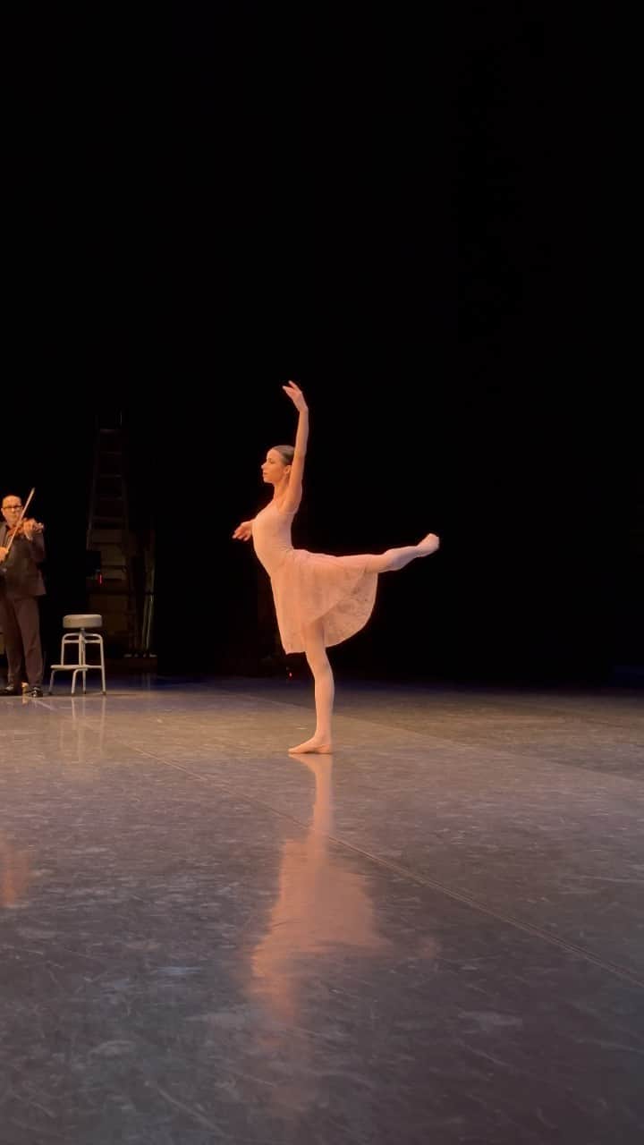 マリア・コーレワのインスタグラム：「Yesterday’s concert at the Shinjuku Bunka Centre with @impressario_ballet was a complete new experiment for me. Together with amazing pianist Sasha and violinist Paul and our wonderful MC we tried giving an audience a bit of a deeper dive into the nature of ballet moves, how I see it from my personal experience ❤️ Seeing so much love for ballet in Japanese audience’s eyes throughout the 5 years I’ve been visiting this country consistently, I thought they might appreciate a program that could show technique sort of evolving from the simple warm up and barre to complicated and intricate choreography of Swan Lake White and Black Pas de Deux 🦢  Yesterday spoke with dance, music and words and I just wanted to say thank you to each and every person who came to see that show. If you see this post, please let me know in the comments what you think about the program! 🦋  Вчерашний концерт в Shinjuku Bunka Center с @impressario_ballet стал для меня совершенно новым экспериментом. Вместе с пианистом Сашей и скрипачом Полом и нашим замечательным ведущим мы постарались дать зрителям возможность немного глубже погрузиться в природу балетных движений, как ее вижу я, опираясь на свой личный опыт ❤️ Видя такую ​​большую любовь к балету в глазах японской публики на протяжении всех пяти лет, в течение которых я посещала эту страну, я подумала, что им могло бы быть интересно посмотреть программу, которая могла бы показать, как техника развивается от простой разминки и упражнений у станка к сложной и замысловатой хореографии Белого и Черного па-де-де из «Лебединого Озера» 🦢 Вчера мы разговаривали с помощью танца, музыки и слов, и я просто хочу сказать спасибо всем и каждому, кто пришел посмотреть спектакль!!🦋」